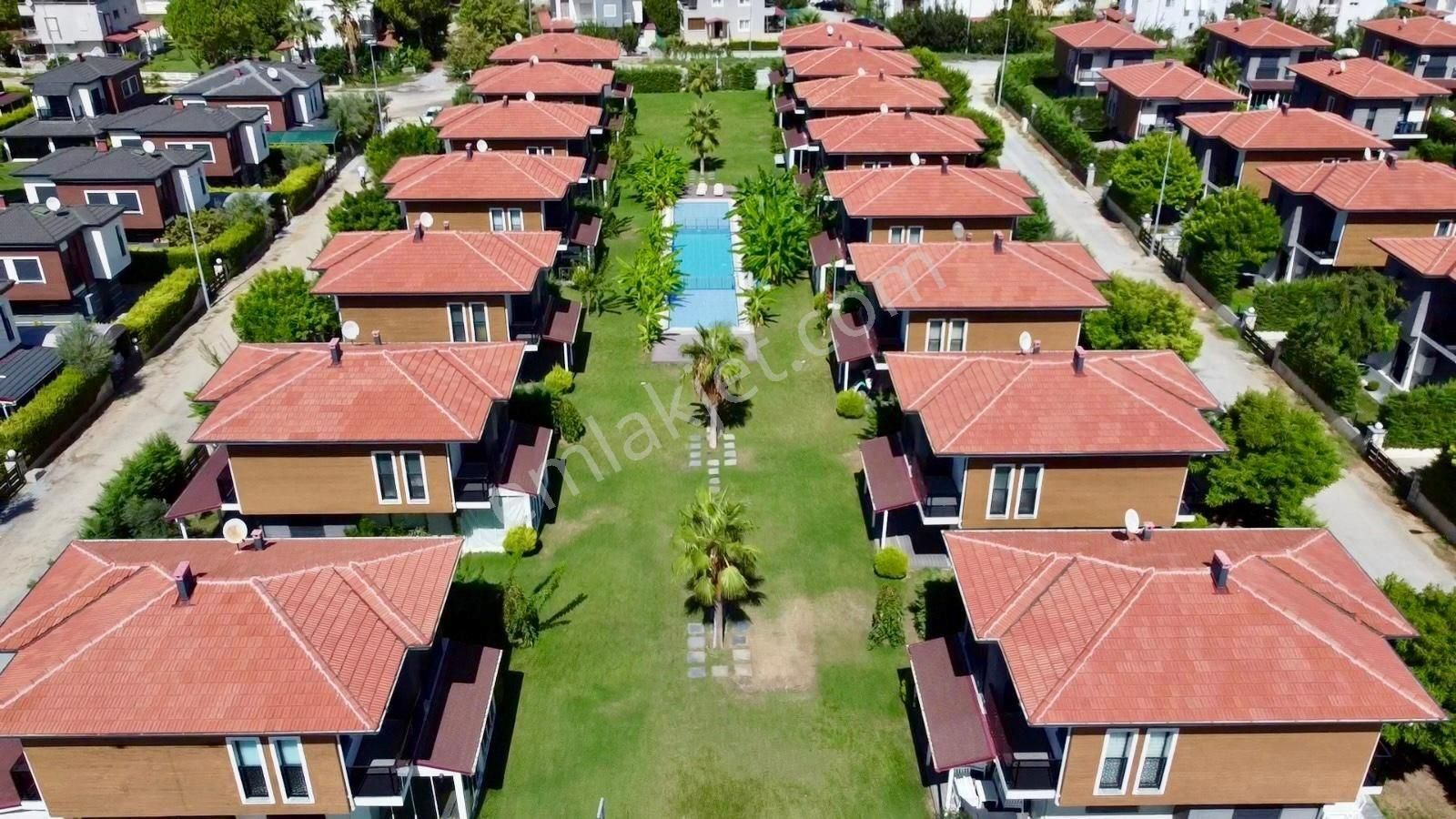 Kuşadası Soğucak Satılık Villa Davutlar'da Havuzlu Sitede 3+1 Full Eşyalı Villa