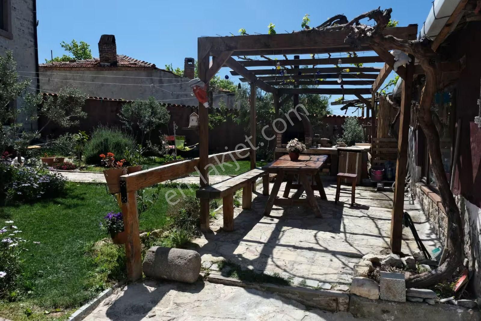 Premar Ayvada'dan Ayvalık Mutlu Köy’de Geniş Bahçeli Müstakil Taş Bina - Görsel 2