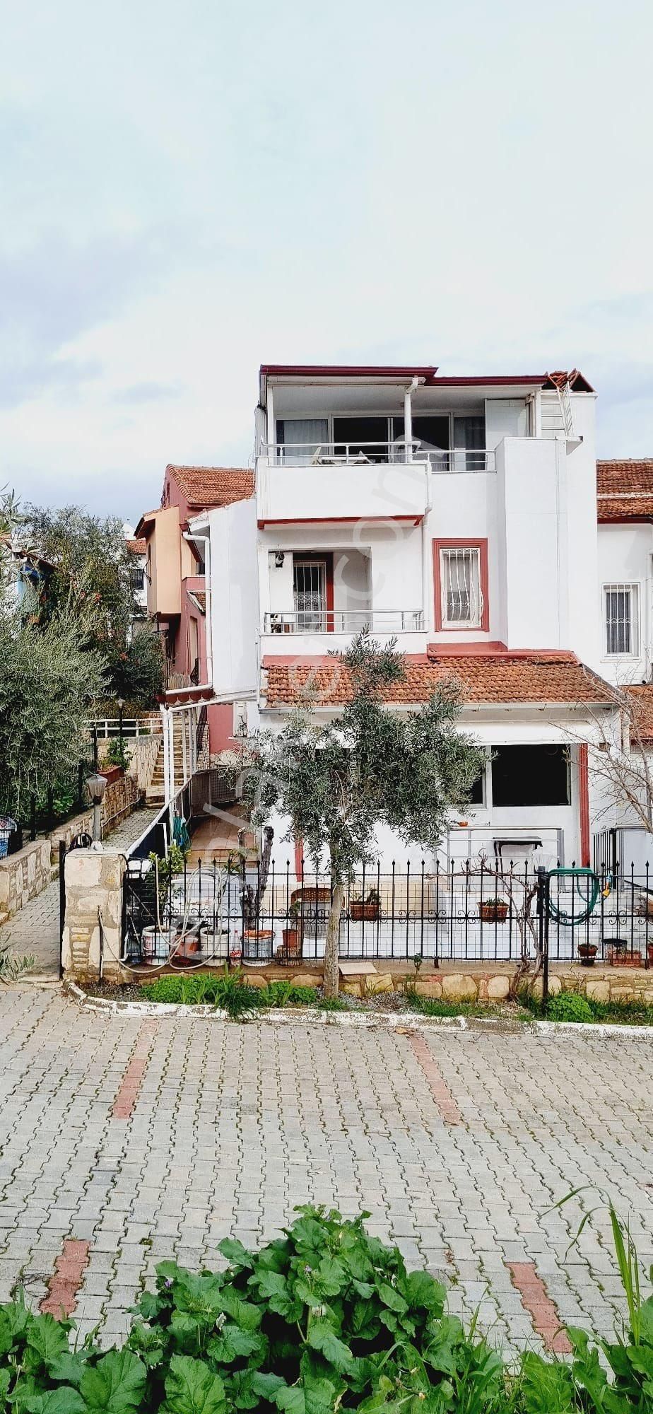 Kuşadası Yavansu Satılık Villa Deniz Manzaralı Yaz Kış Oturuma Uygun Konumda 4+1 Satılık Triplex Villa