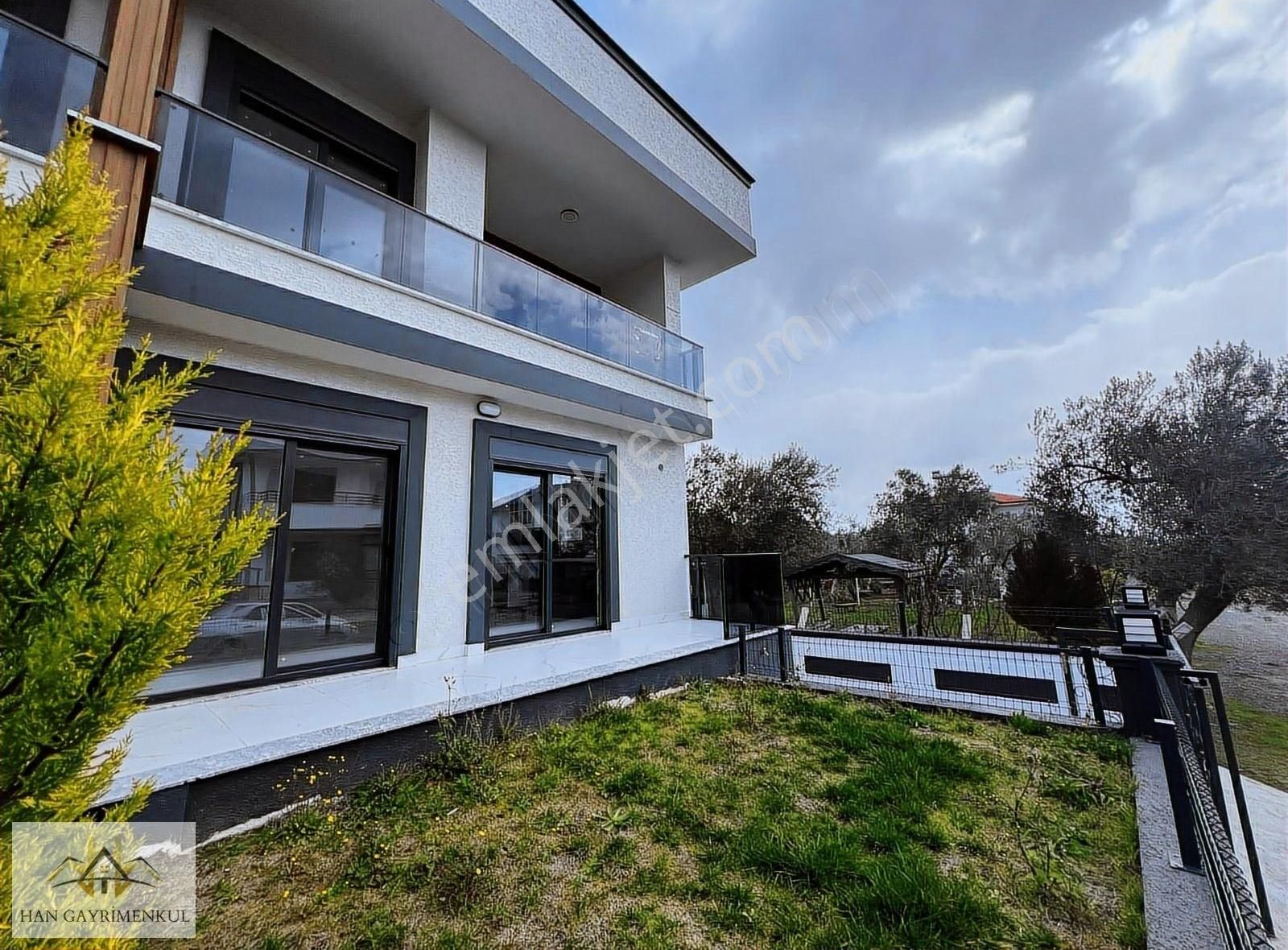 Edremit Güre Satılık Villa Han Emlak'tan Güre'de 4+2 Geniş Bahçeli Villa