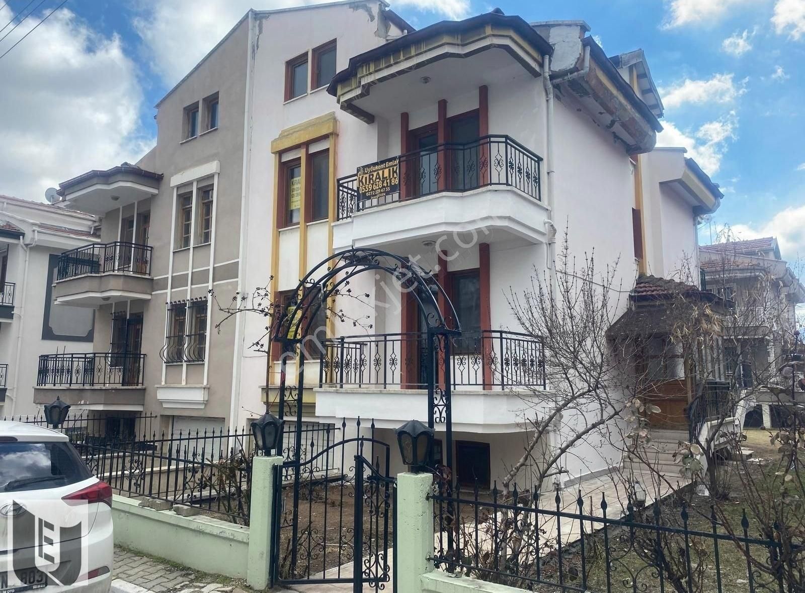 Afyonkarahisar Merkez Osman Gazi Kiralık Villa Uydukent Emlak'tan Bayındır Villalarında Kiralık Trıplex Villa