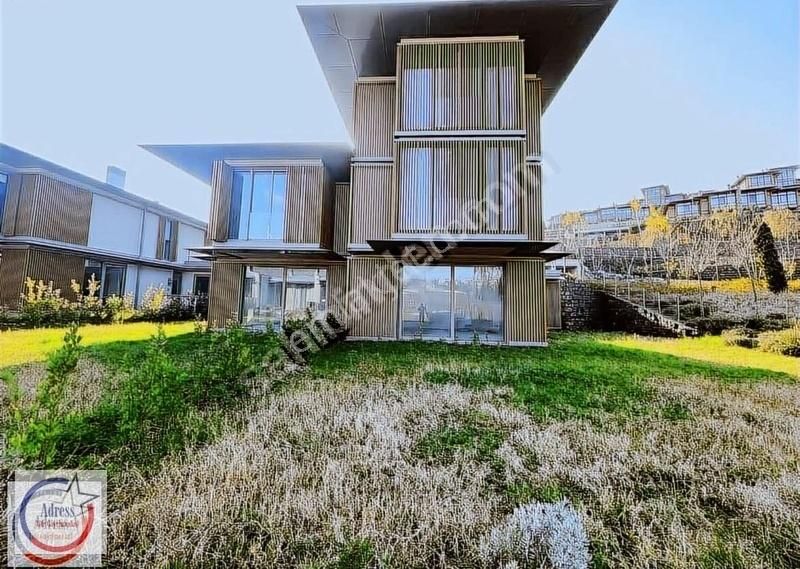 Beykoz Riva Satılık Villa Düşler Vadisinde Modern Cephe Geniş Bahçeli 4+1 Villa