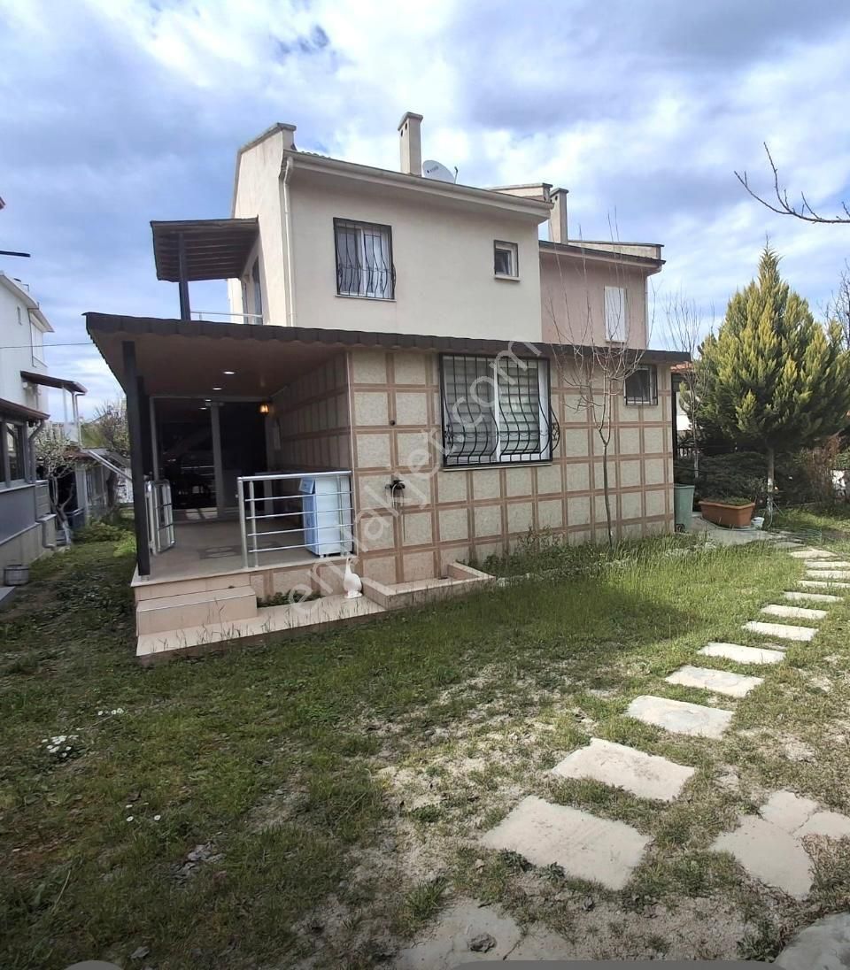 Kuşadası Soğucak Satılık Yazlık Elit Ada'dan Ferah Havuzlu Sitede 4+1 Satılık Yazlık