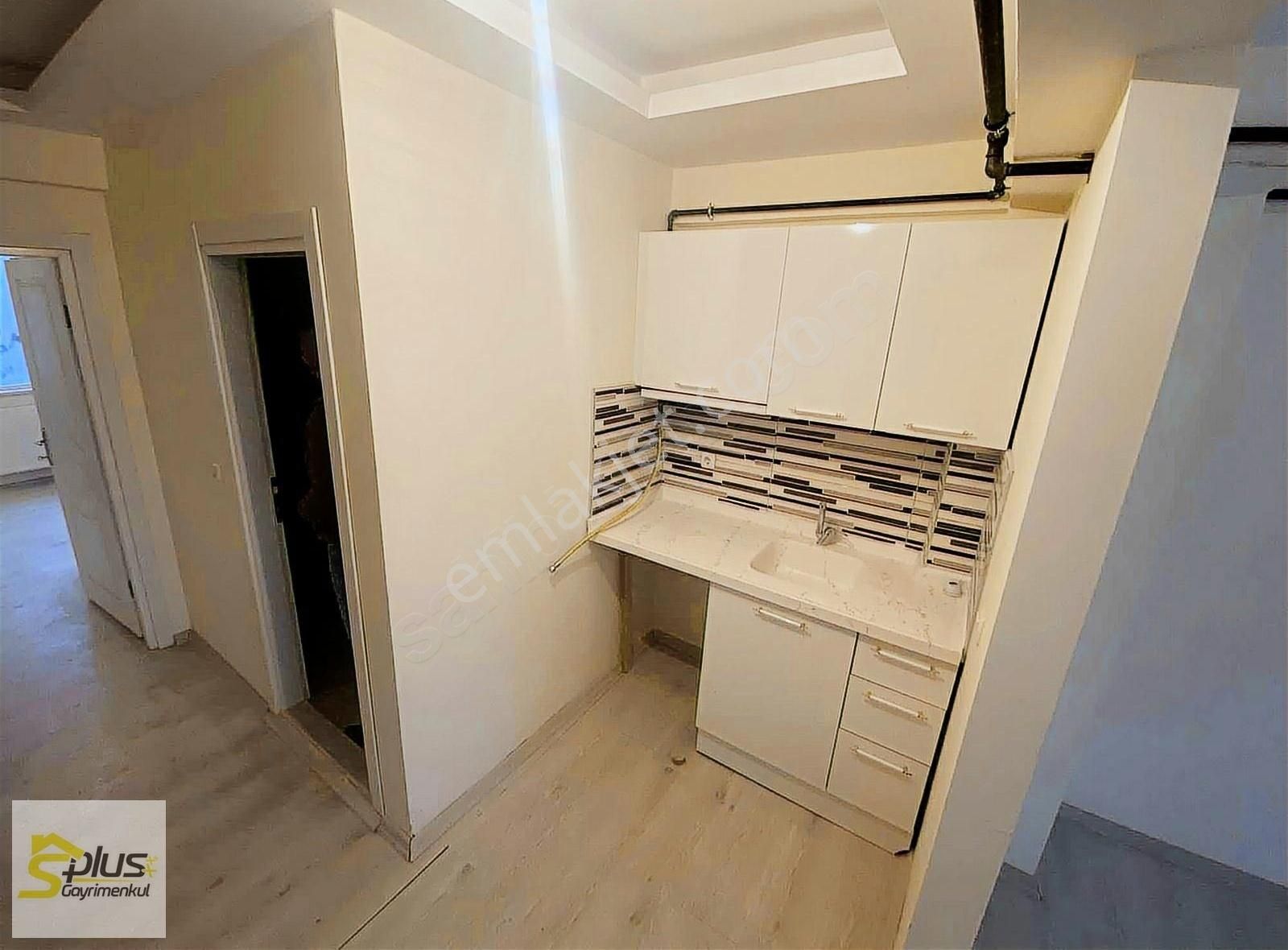 Kütahya Merkez Meydan Kiralık Daire S Plus'dan Meydan Mh Geniş Ara Kat Balkonlu Kiralık 1+1 Daire