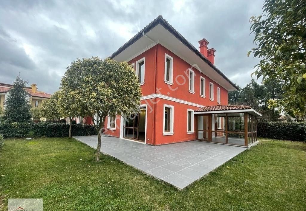 Eyüpsultan Göktürk Merkez Satılık Villa Kemer Su Evleri'nde, Full Renovasyonlu, Çok Keyifli, Kış Bahçeli Townhouse Villa