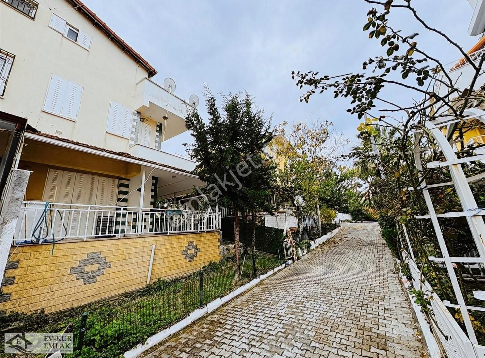 Kuşadası Soğucak Satılık Villa Kuşadası'nda Bahçeli Geniş Balkonlu Satılık 3+1 Tripleks Yazlık