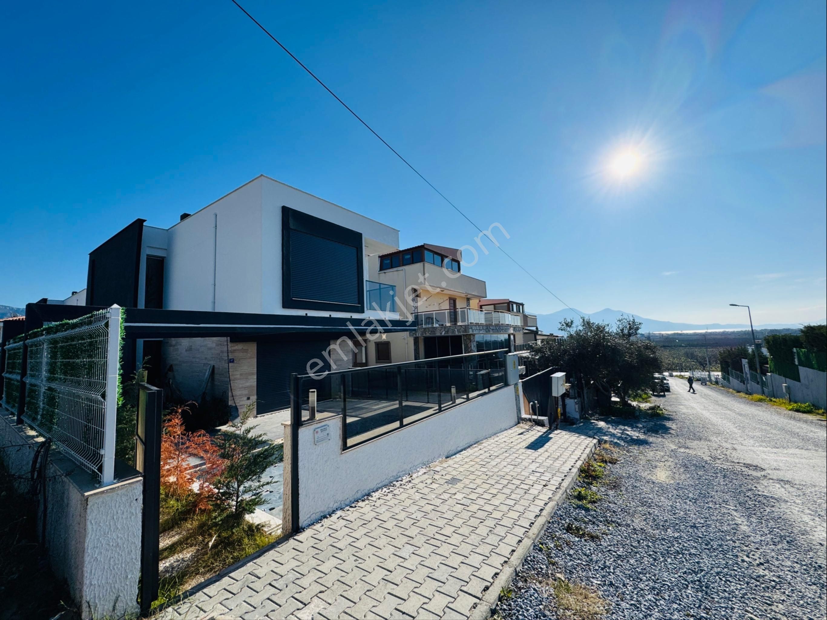 Kuşadası'nda Özel Havuzlu Kapalı Otoparklı 4+1 Müstakil Villa