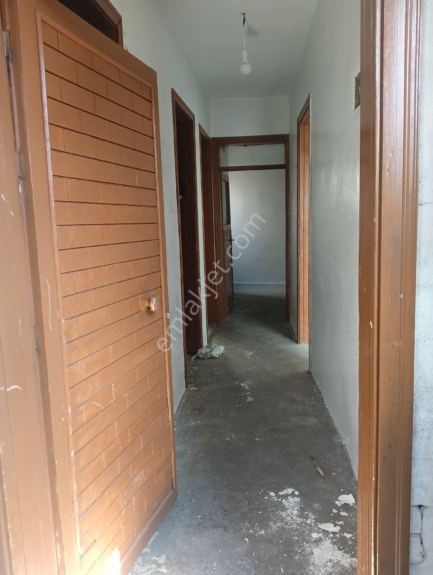 Akyol Gayrimenkul Den Satlık Müstakil Ev Karşıyada 3katlı 1+1 - Görsel 2