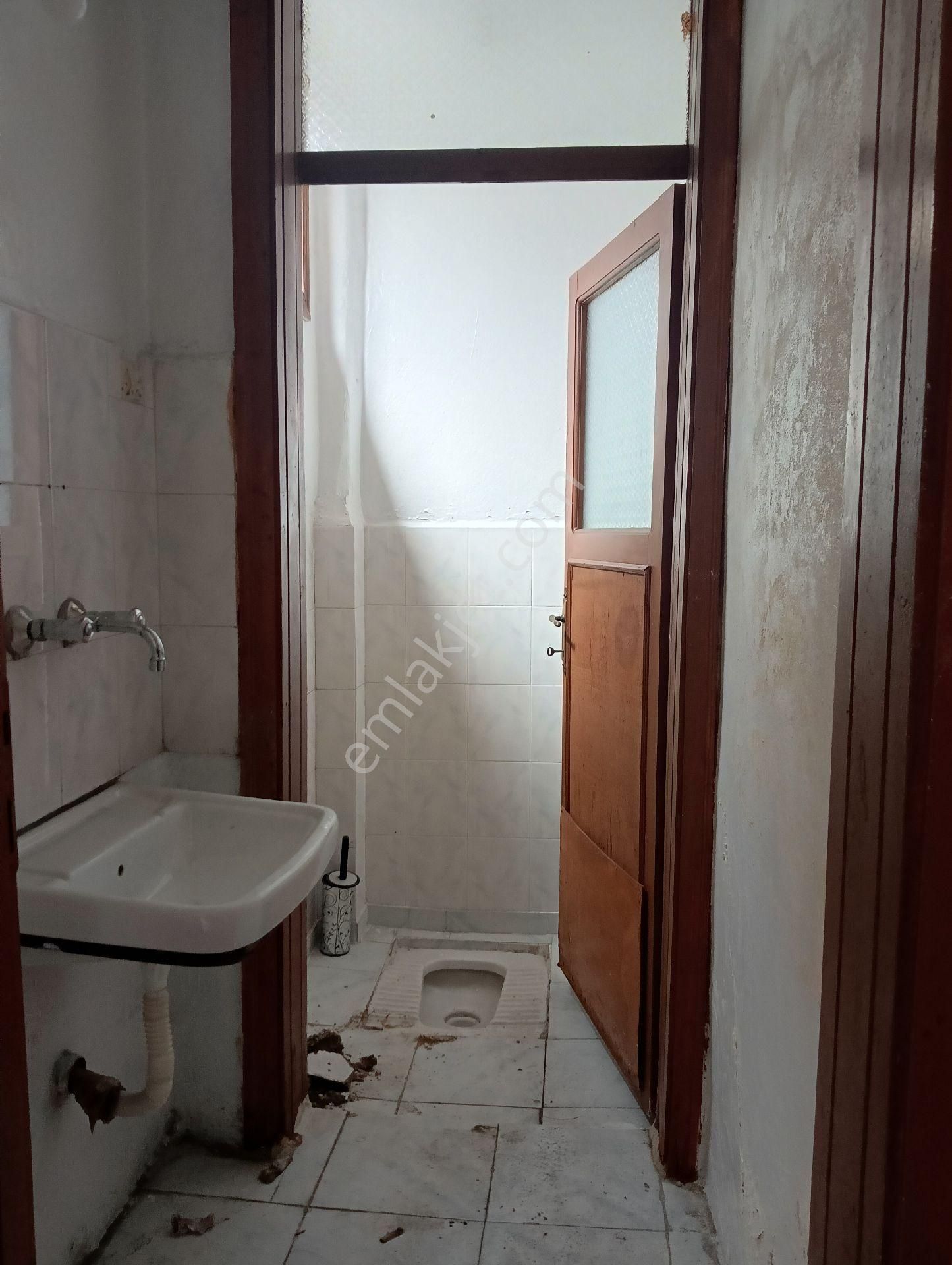 Akyol Gayrimenkul Den Satlık Müstakil Ev Karşıyada 3katlı 1+1 - Görsel 4