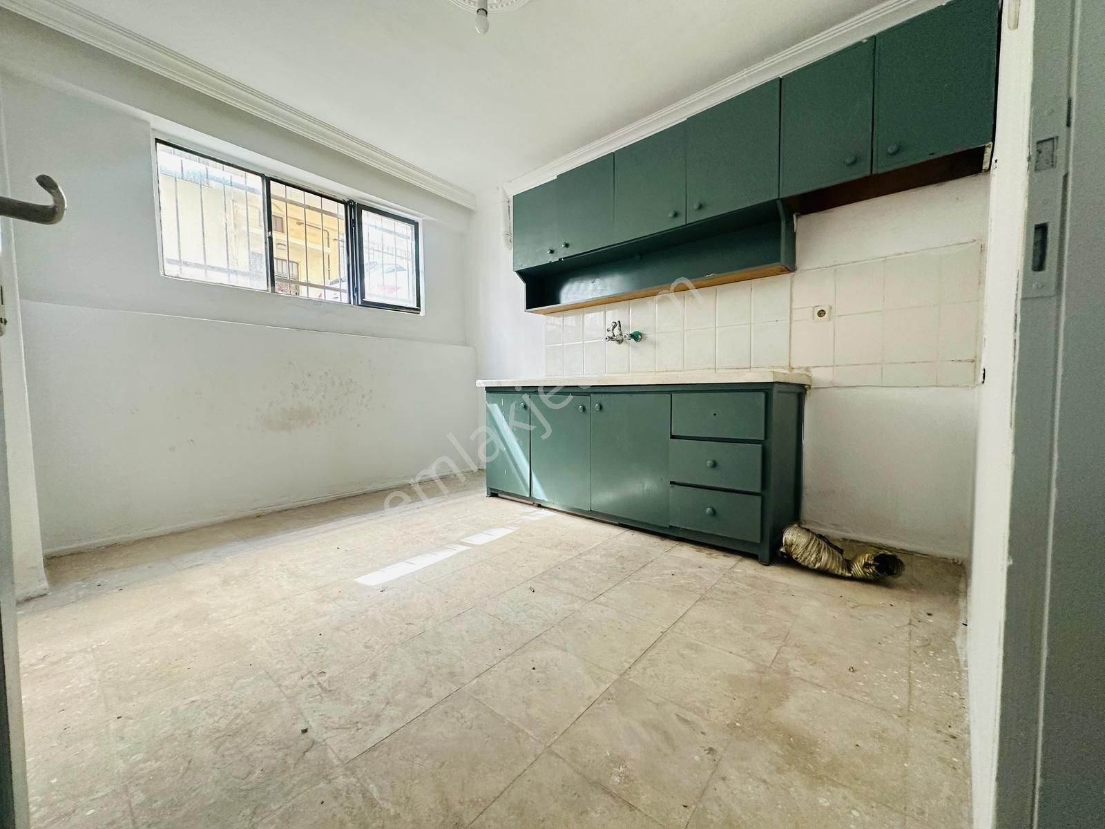 Nazilli Kurtuluş Satılık Daire 🏡 Göl-san Gayrimenkul’den 🏡 Kurtuluş Mah. Köşe Başı 3+1 Yarı Bodrum Satılık Daire