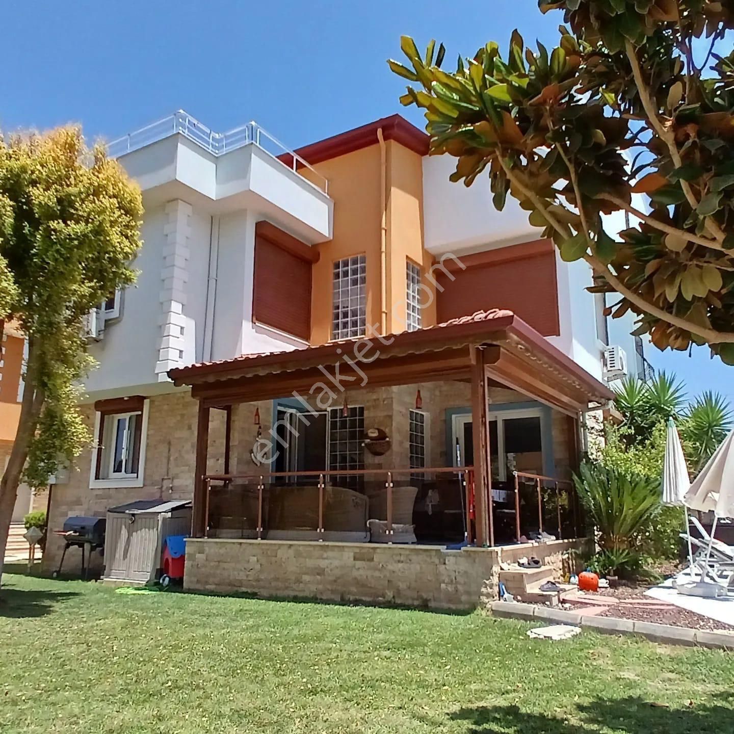 Kuşadası Karaova Satılık Villa Kuşadası Karaova Da Ful Eşyalı Satılık Masrafsız 4+1 Villa