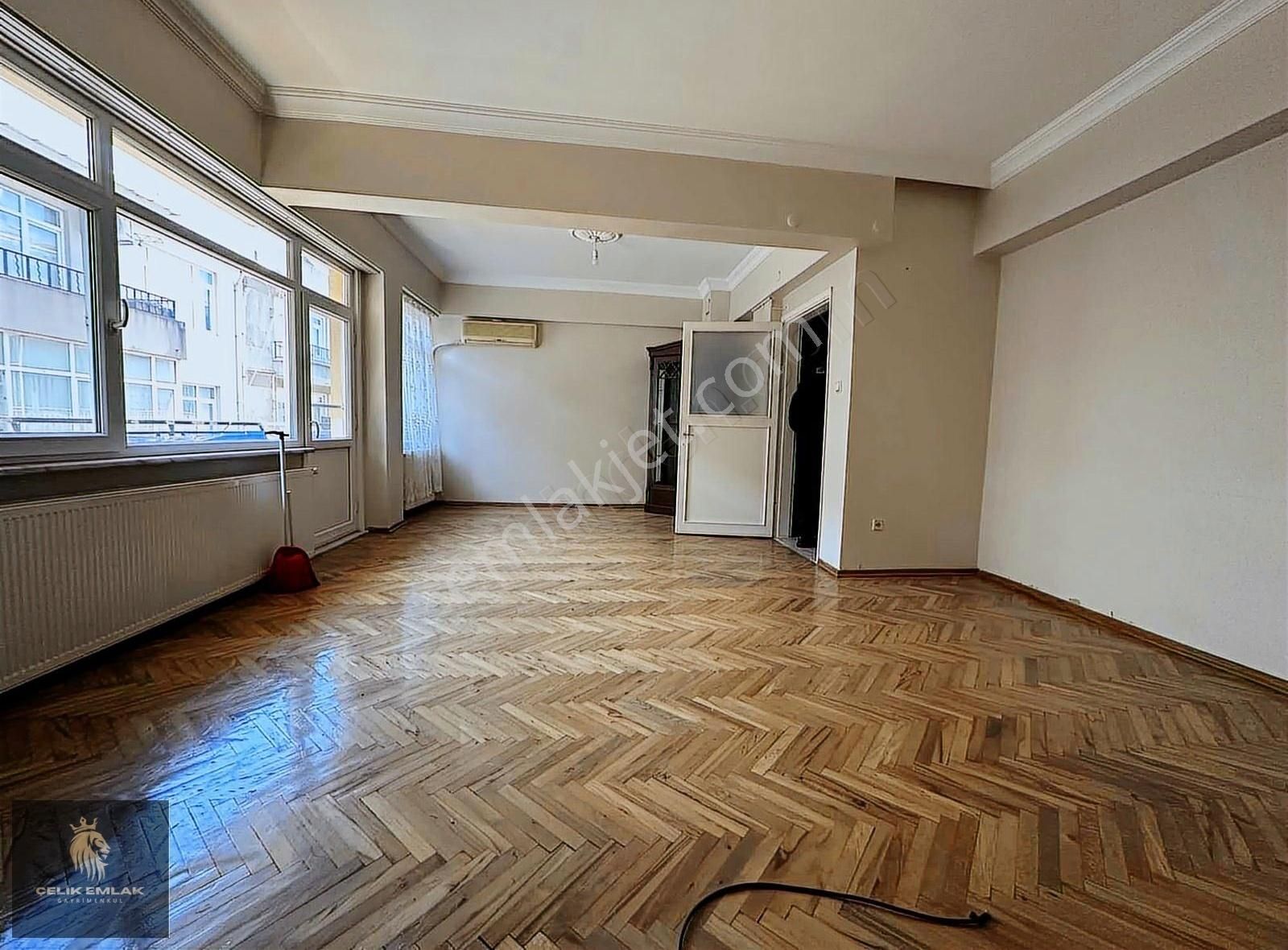 Ümraniye Atatürk Kiralık Daire Çelik Emlaktan Çarşı İçerisinde 2.kat 100m2 Kullanışlı 2+1 Daire