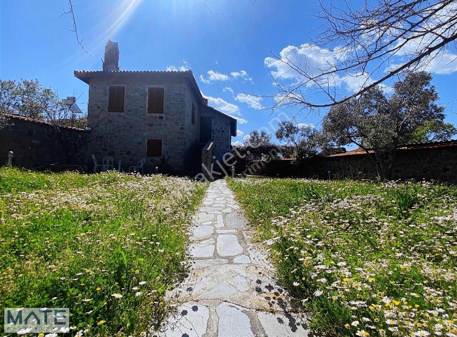 Urla Barbaros Satılık Villa Urla Barbaros Köyünde 398 M2 Arsa İçinde Satılık Taş Villa