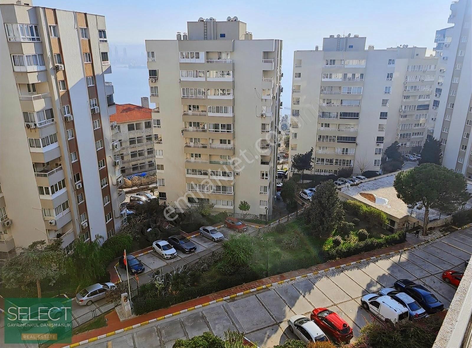 Bayraklı 75. Yıl Satılık Daire Selec'ten İzmir Bayraklı'da Sitede Satılık 3+1 Düz Daire