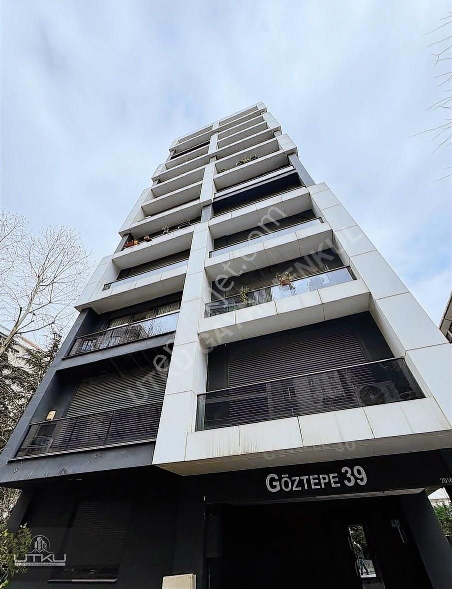 Kadıköy Göztepe Satılık Daire Ömerpaşa Caddesine 2. Bina'da Açık Kapalı Otoparklı 125 M² 3+1