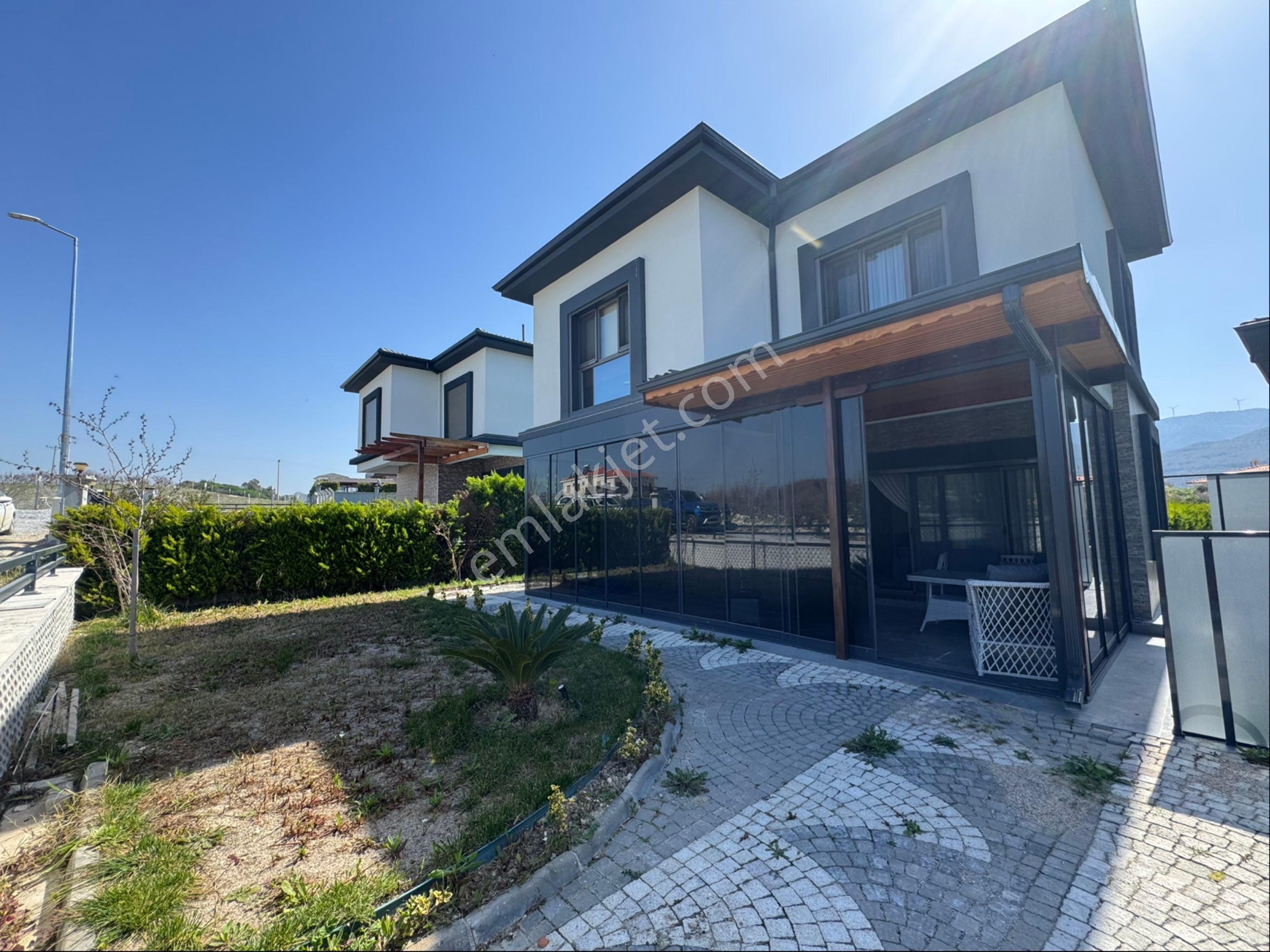 Kuşadası Davutlar Satılık Villa Davutlarda Tek Müstakail Özel Havuzlu Deniz Manzaralı 3+1 Villa