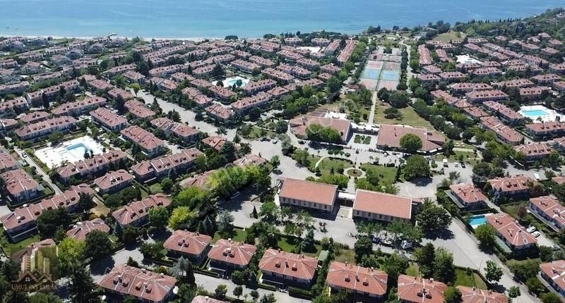 Silivri Semizkumlar Satılık Villa Marmara Uyumkent Sitesinde 8.mahallede