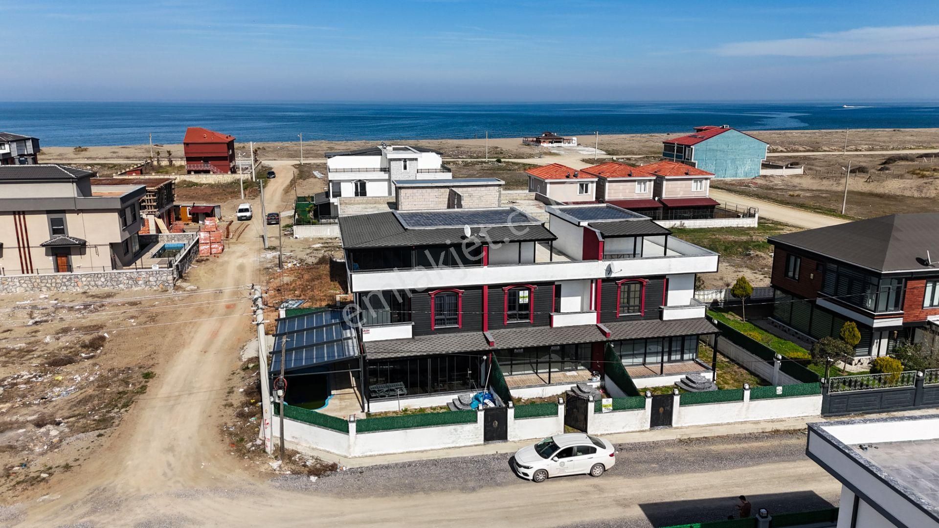 Karasu Yeni Satılık Villa Yeni Mahalle'de Yerden Isıtmalı Deniz Manzaralı Fırsat 3+1 Villa