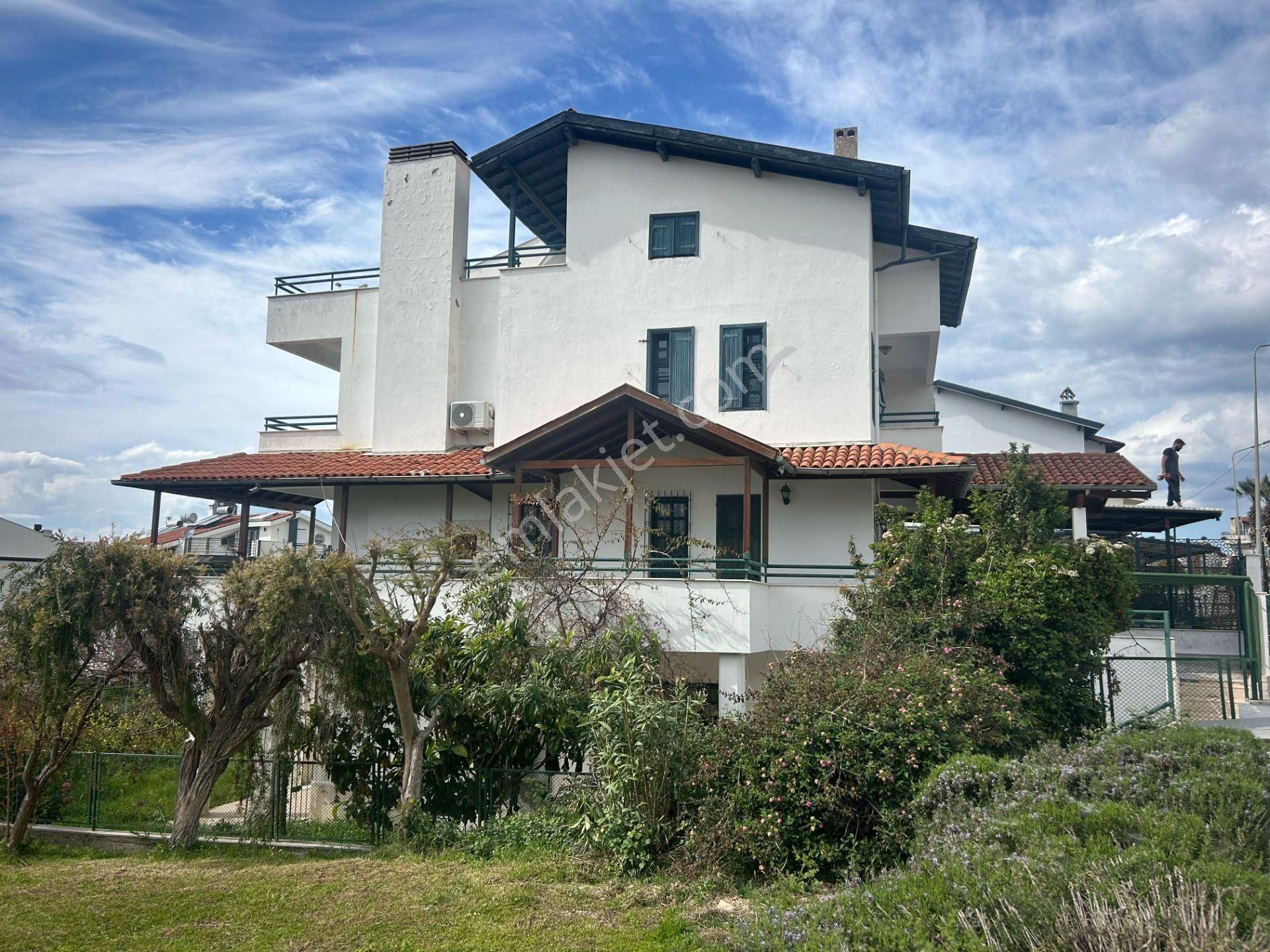 Kuşadası Türkmen Satılık Villa Kuşadası Adaköy Sitesinde Deniz Manzaralı Satılık 5+3 Villa