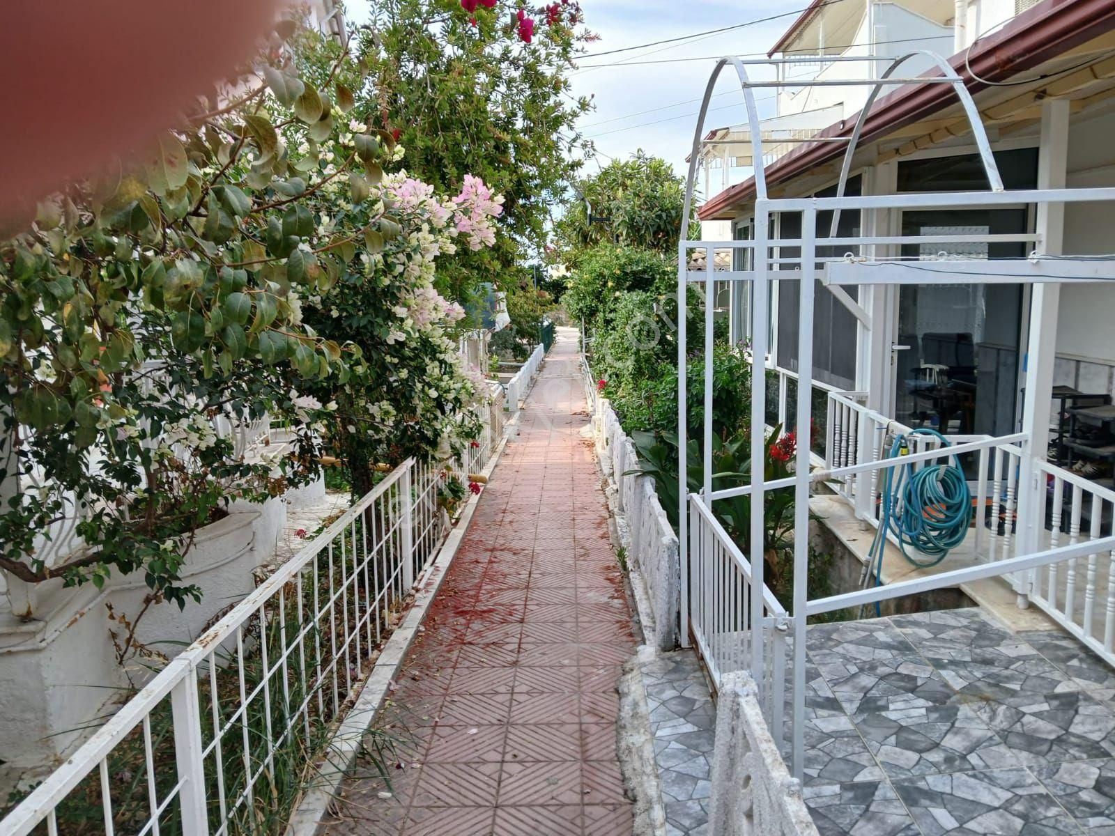 Kuşadası Güzelçamlı Satılık Villa Güzel Çamlı Bölgesınde Satılk 2+1 Yazlık Geniş Bahçeli