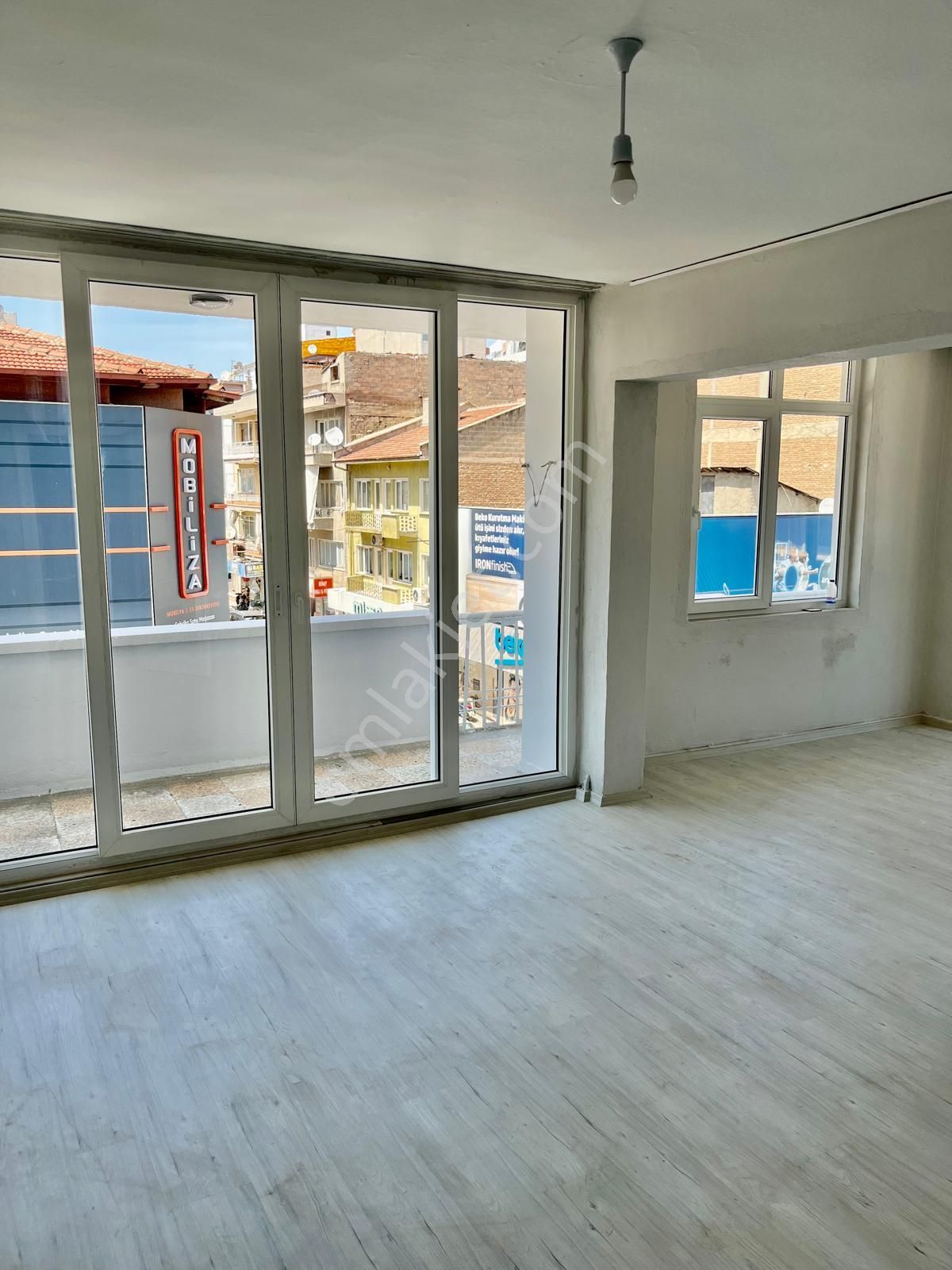 2. Ticari Yol Üzeri Ofis- Köşe Konum