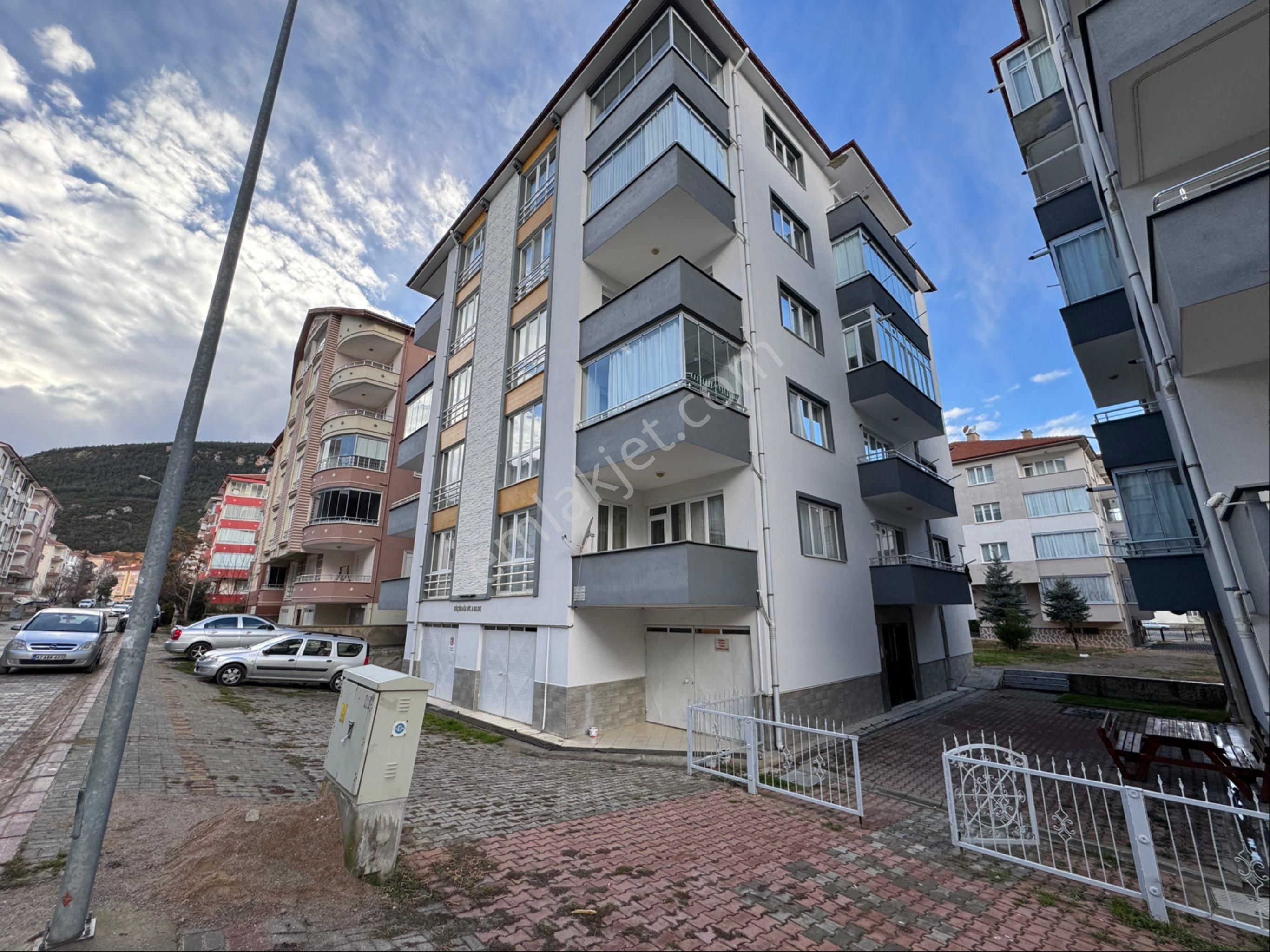 Akşehir Yarenler Satılık Daire A-k Emlaktan Yarenlerde 3+1 Asansörlü Satılık Bakımlı Daire