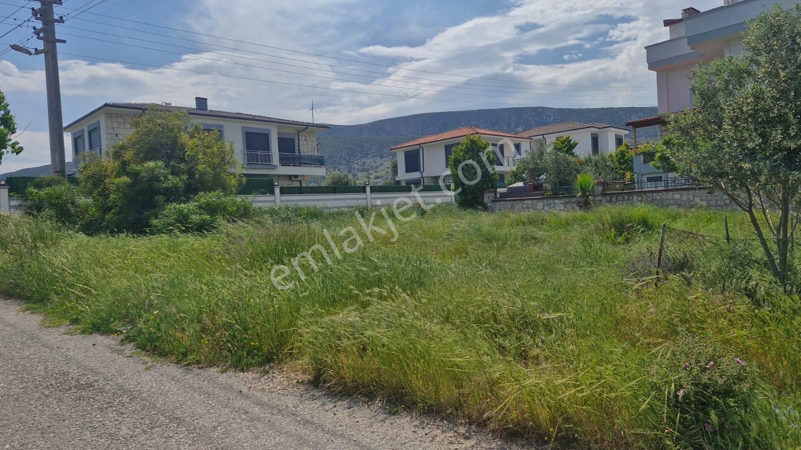 Mordoğan Merkez’de Satılık Villa İmarlı Köşe Arsa