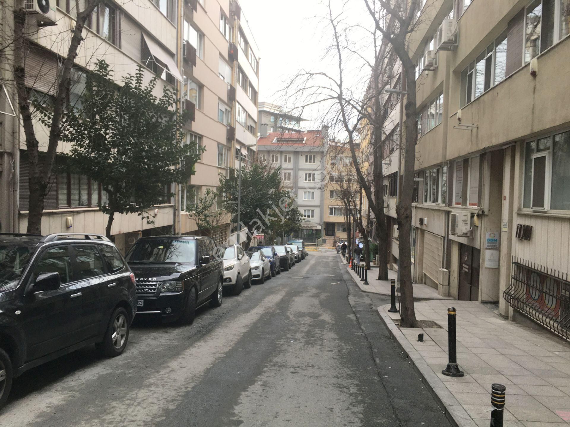 Şişli Teşvikiye Kiralık Daire Sezai Selek Sokak'ta,asansörlü 4.katta,130m2 Bakımlı Ferah Daire