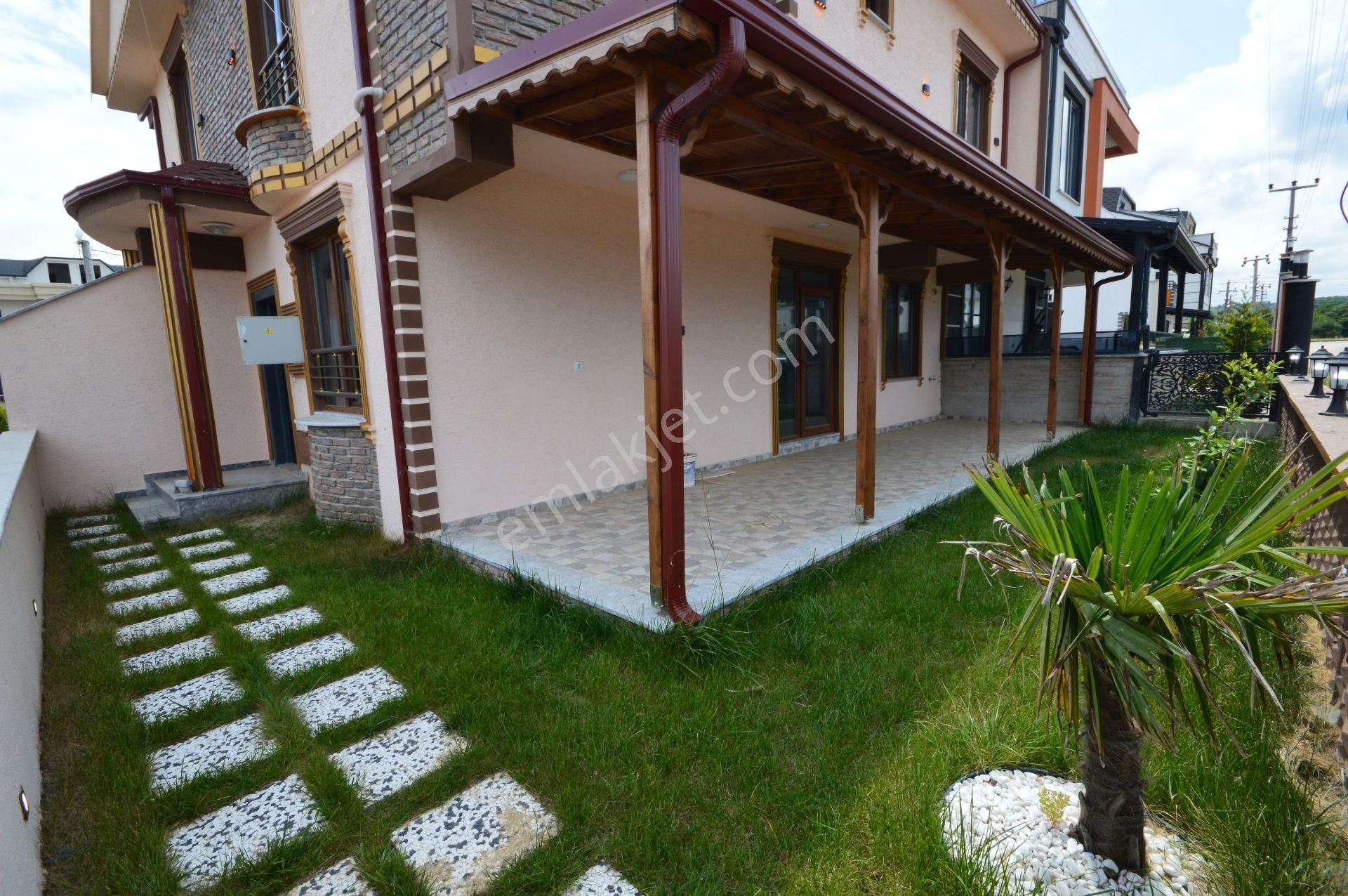 Kocaali Yalı Satılık Villa Sakarya Kocaali De Yalı Da Ayrı Mutfaklı Bahçeli 4+1 Villa