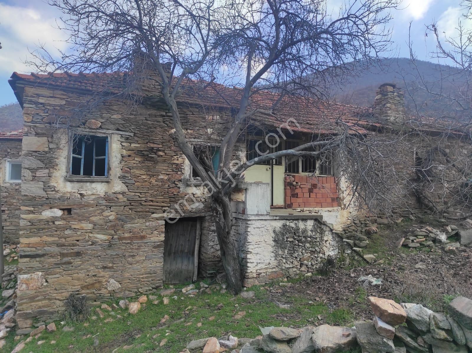 Salihli Poyraz Satılık Köy Evi Manisa Salihli Poyraz Mahallesinde Satılık Köy Evi