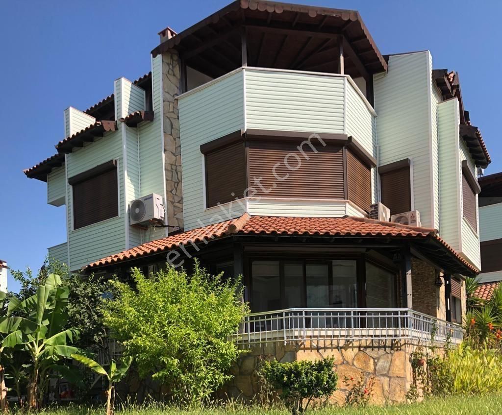 Kumluca Mavikent Satılık Villa Antalya Kumluca’da Denize Sıfır, Özel Plajlı 6+1 Tripleks Villa