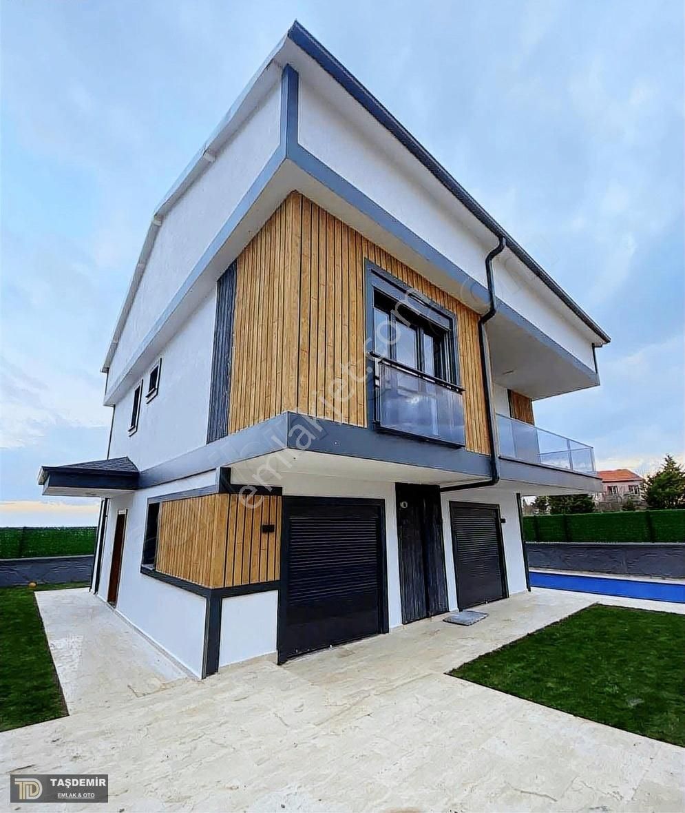 Silivri Çanta Balaban Satılık Villa Silivri Çantada Satılık 6+1 Havuzlu Triblex Villa