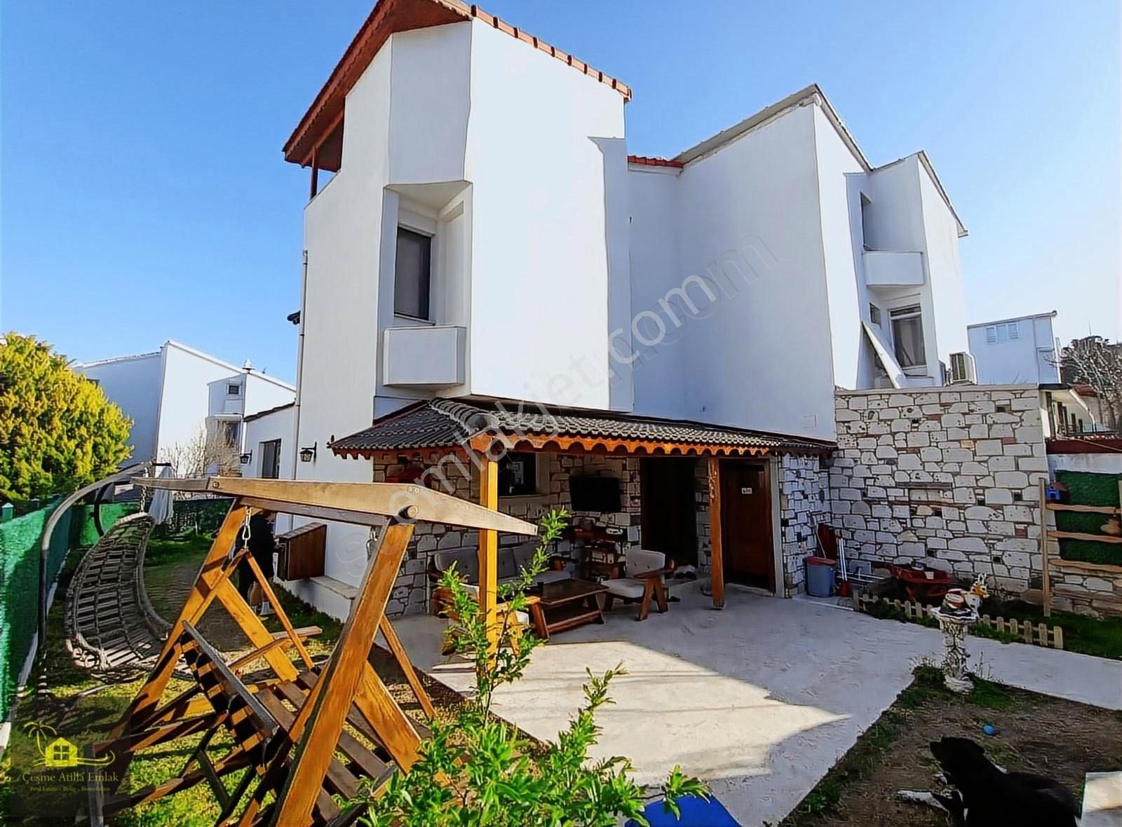 İzmir Çeşme Site İçerisinde Satılık Villa Çeşme Çiftlik'te 4+1 Ful Tadilatlı Havuzlu Site İçerisinde Villa