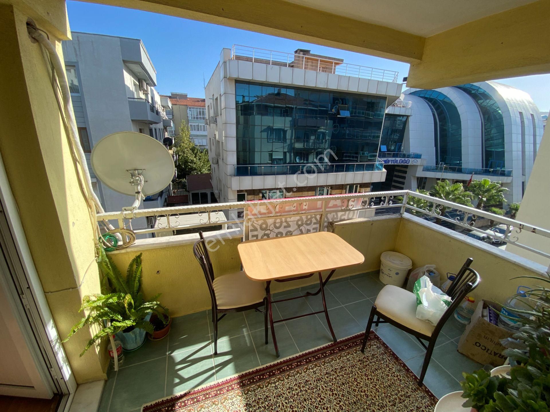 Gaziemir Gazi Satılık Daire Gaziemir'de - 3 Balkon - 160 M2 - Asansör - Her Kat Tek 3+1 Daire