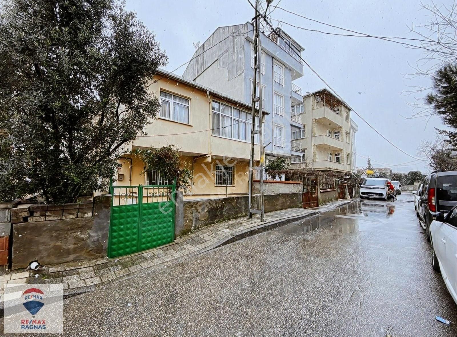 Ümraniye Madenler Kiralık Daire Madenler'de Metro Yürüme Mesafesi Geniş 3+1 Giriş Katı Daire