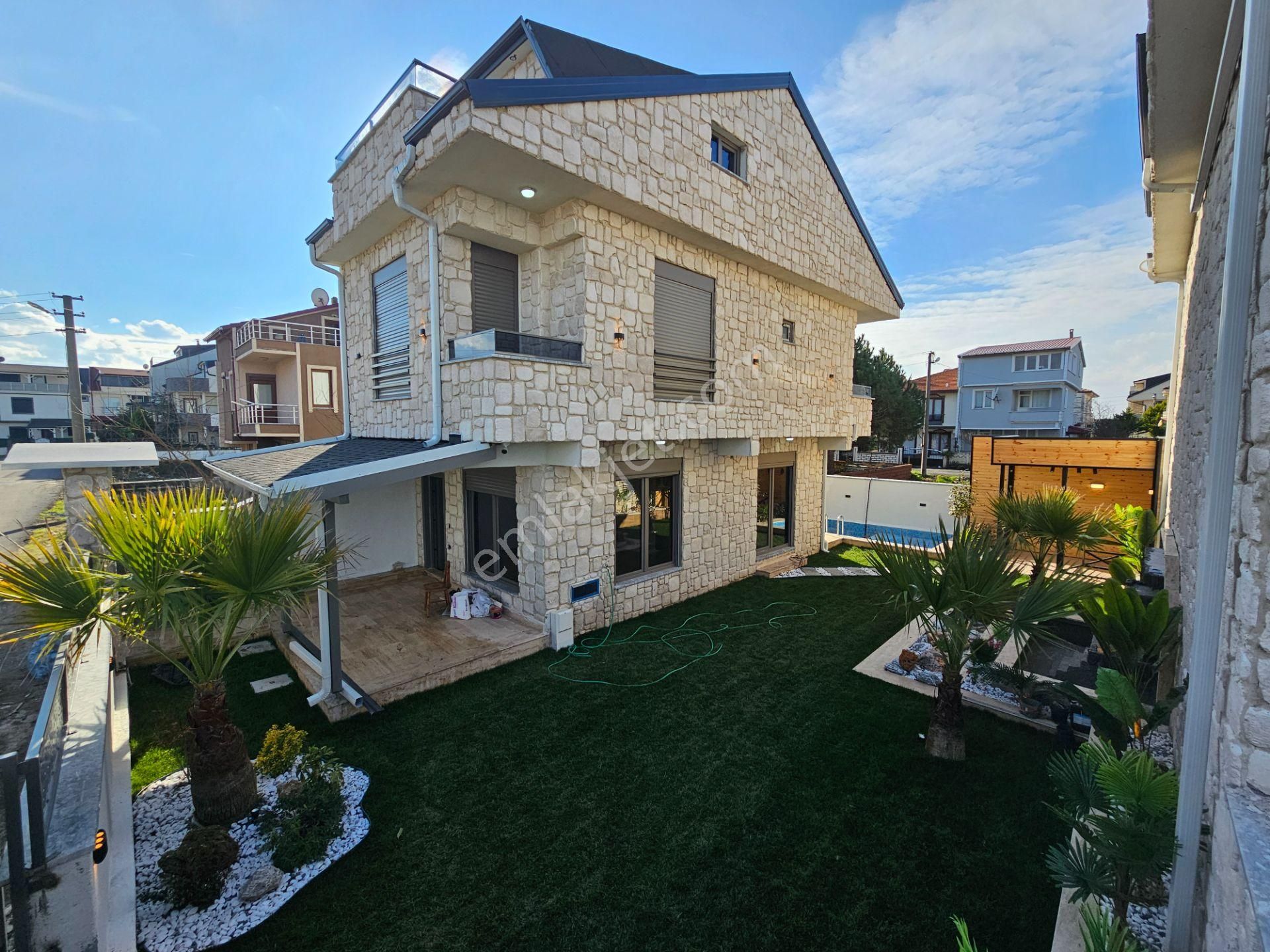 Kocaali Yalı Satılık Villa 4+1 Deniz Manzaralı, Havuzlu, Jakuzili, Kış Bahçeli Lüks Villa