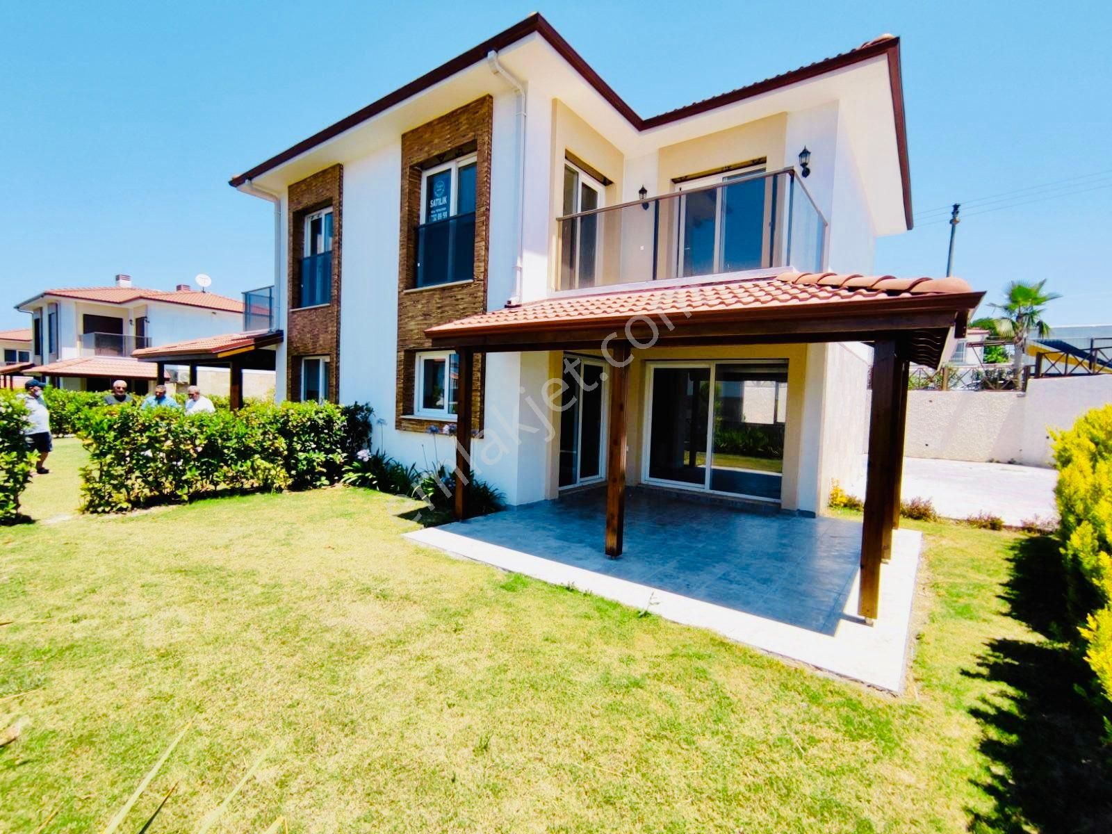 Kuşadası Davutlar Satılık Yazlık Denize 900metre Havuzlu Site Bahçeli 3+1 Yazlık