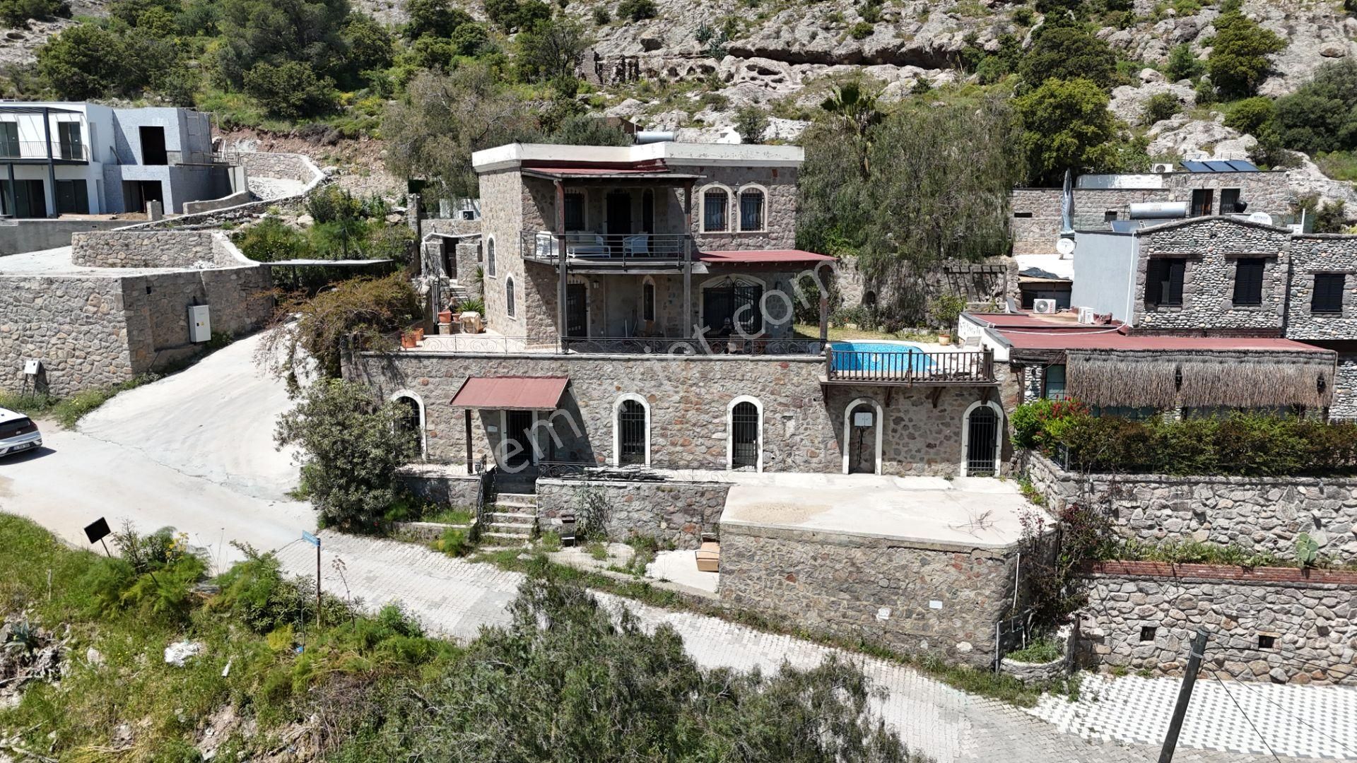 Bodrum Türkbükü'nde, Deniz Manzaralı Havuzlu Kiralık Müstakil Taş Ev