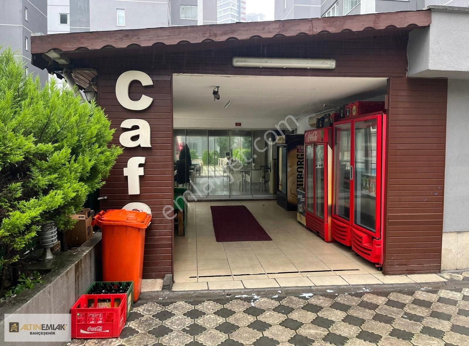 Bahçeşehir Bölgesinde Devren Kiralık Havuz Başı Cafe & Market