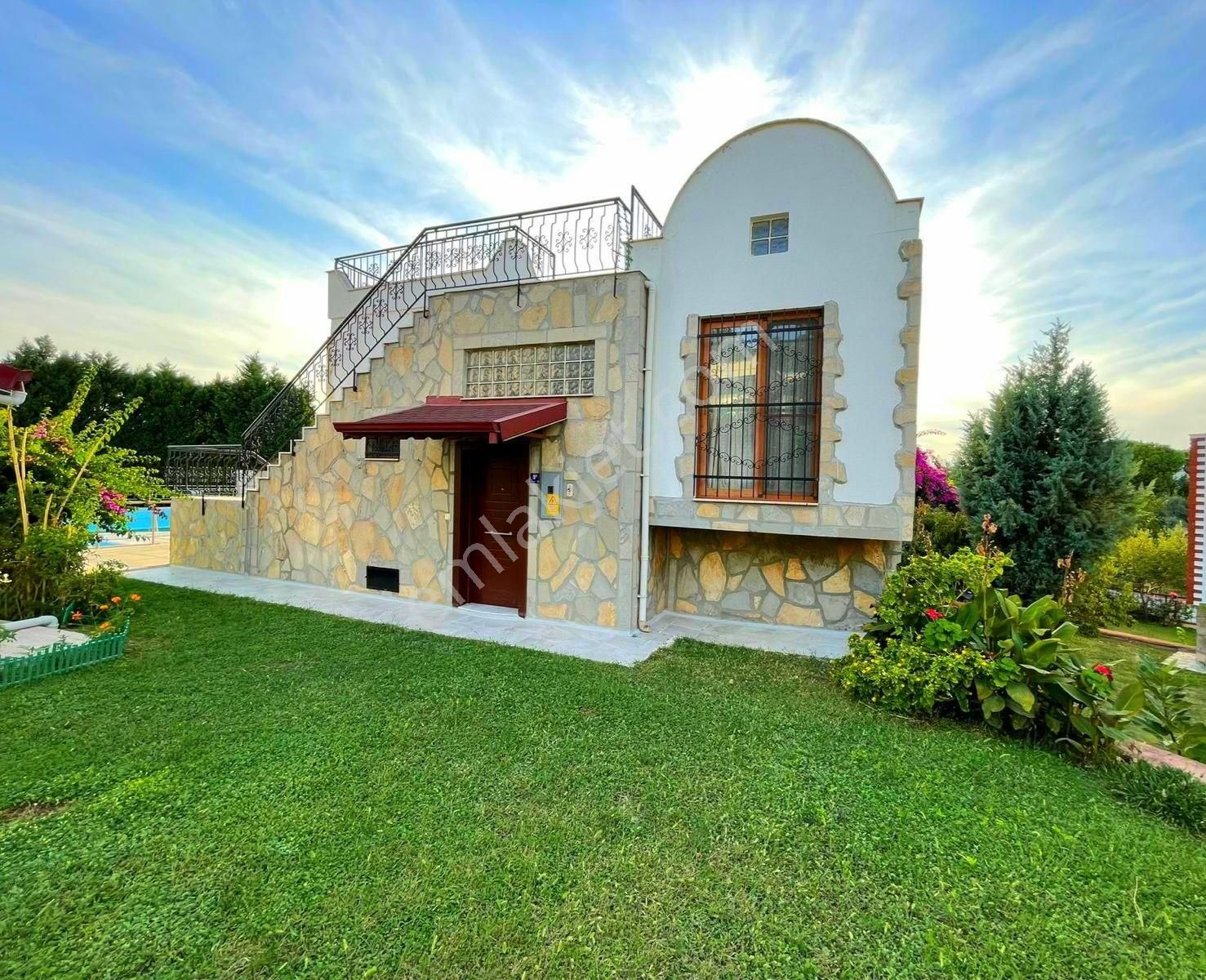 Kuşadası Soğucak Satılık Villa Kuşadasında Havuzlu Sitede Tek Müstakil 3+1 Villa