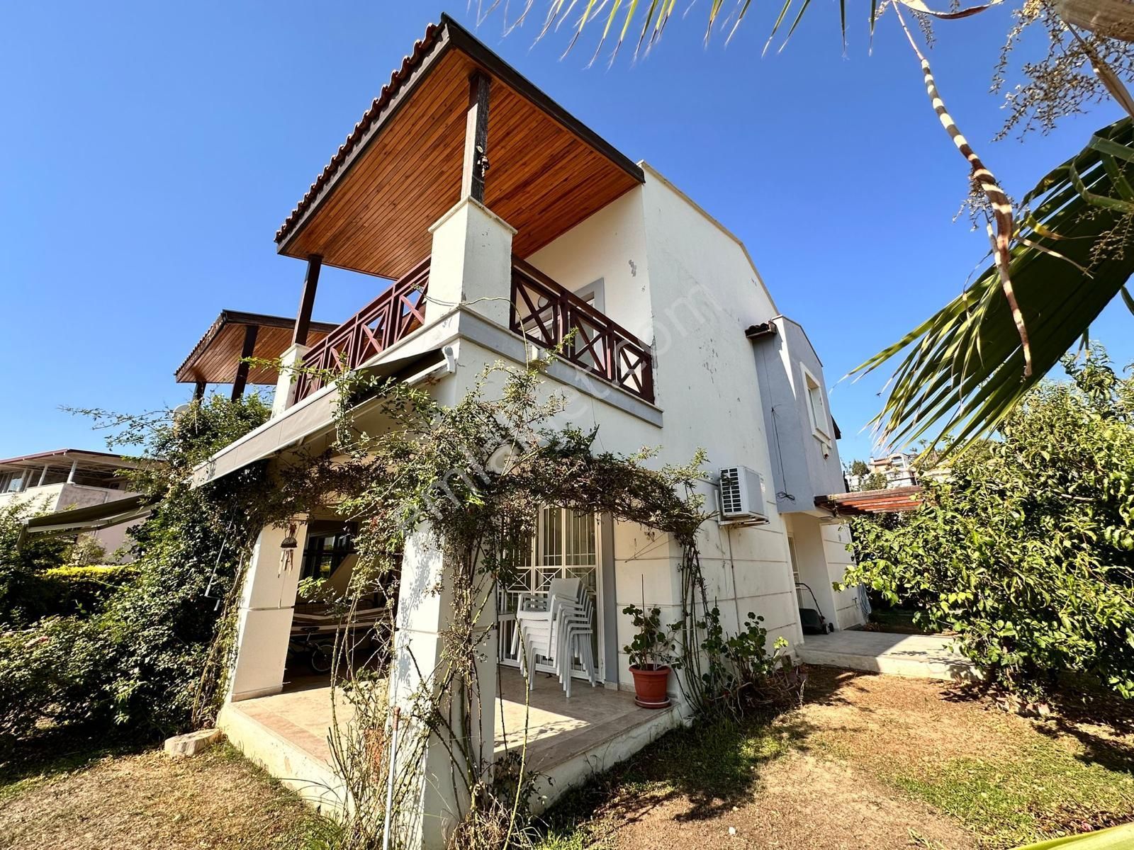 Kuşadası Karaova Satılık Villa Kuşadası Karaova'da Havuzlu Sitede 3+1 Villa