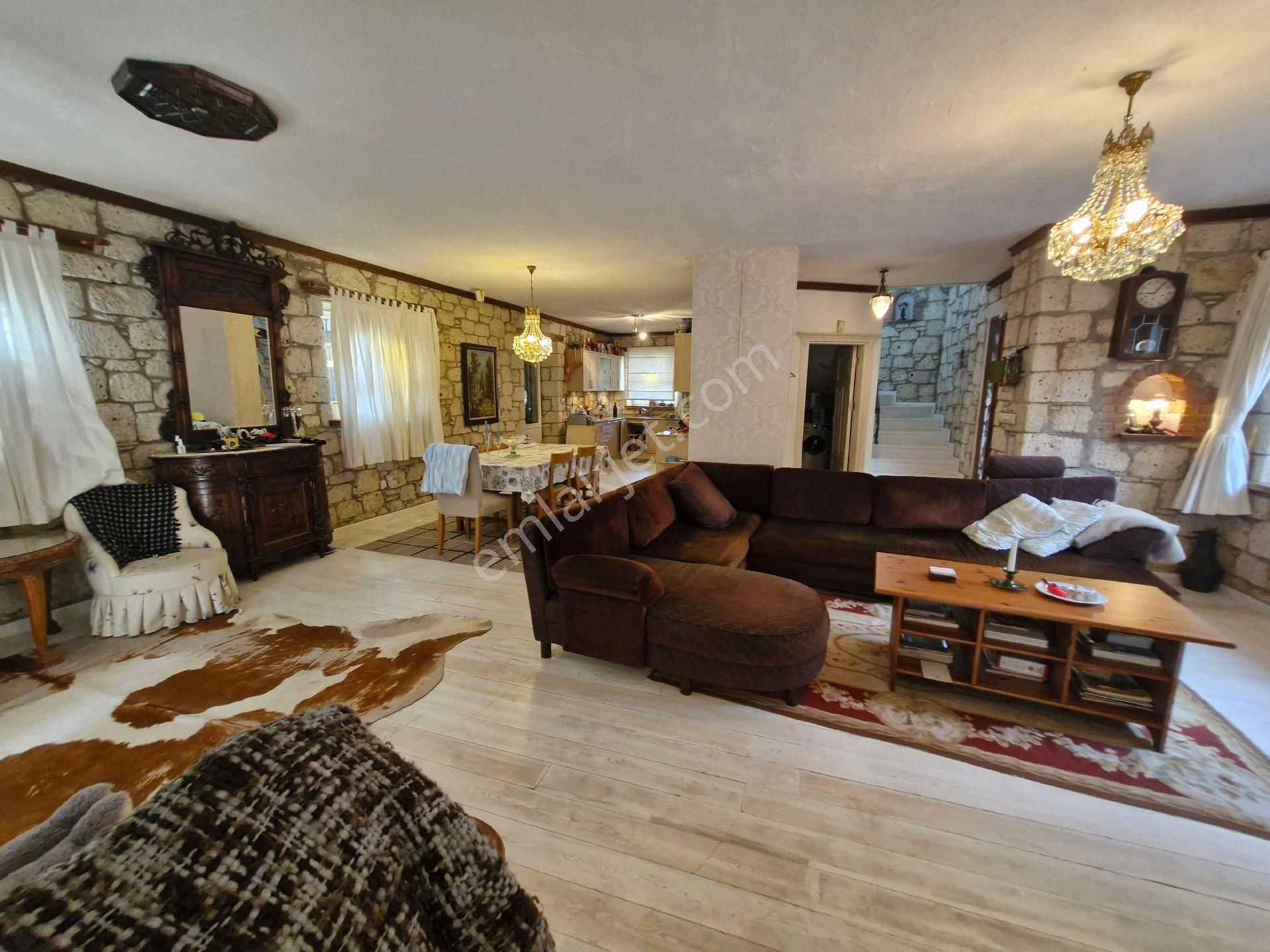 Alaçatıda Müstakil Ticari İmarlı Gerçek Taş Villa Müstakil Havuzlu Mkd Emlak - Görsel 15