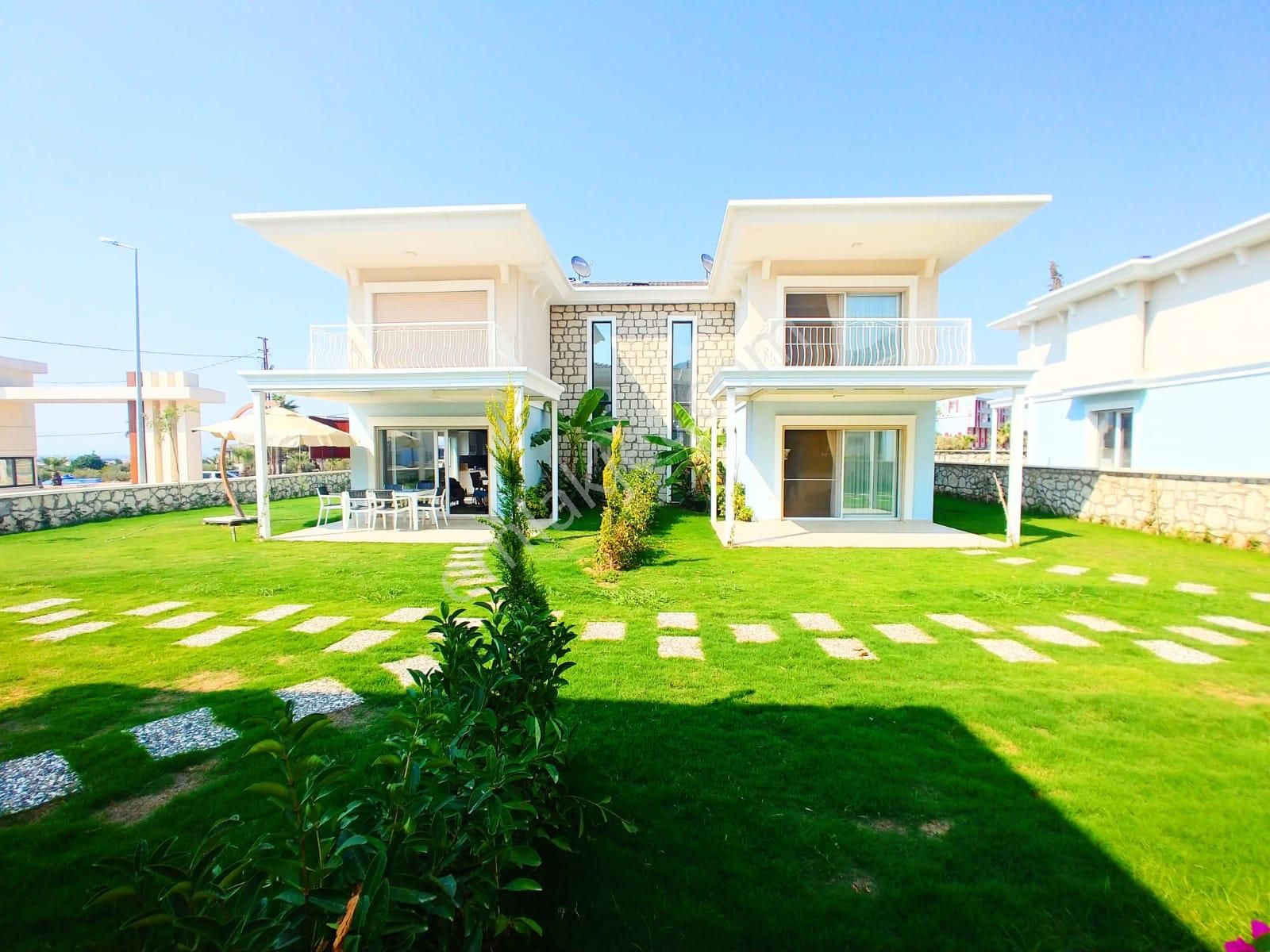 Kuşadası Davutlar Satılık Villa Kuşadası Davutlar'da Termal Havuzlu Güvenlikli Sitede 3+1 Villa