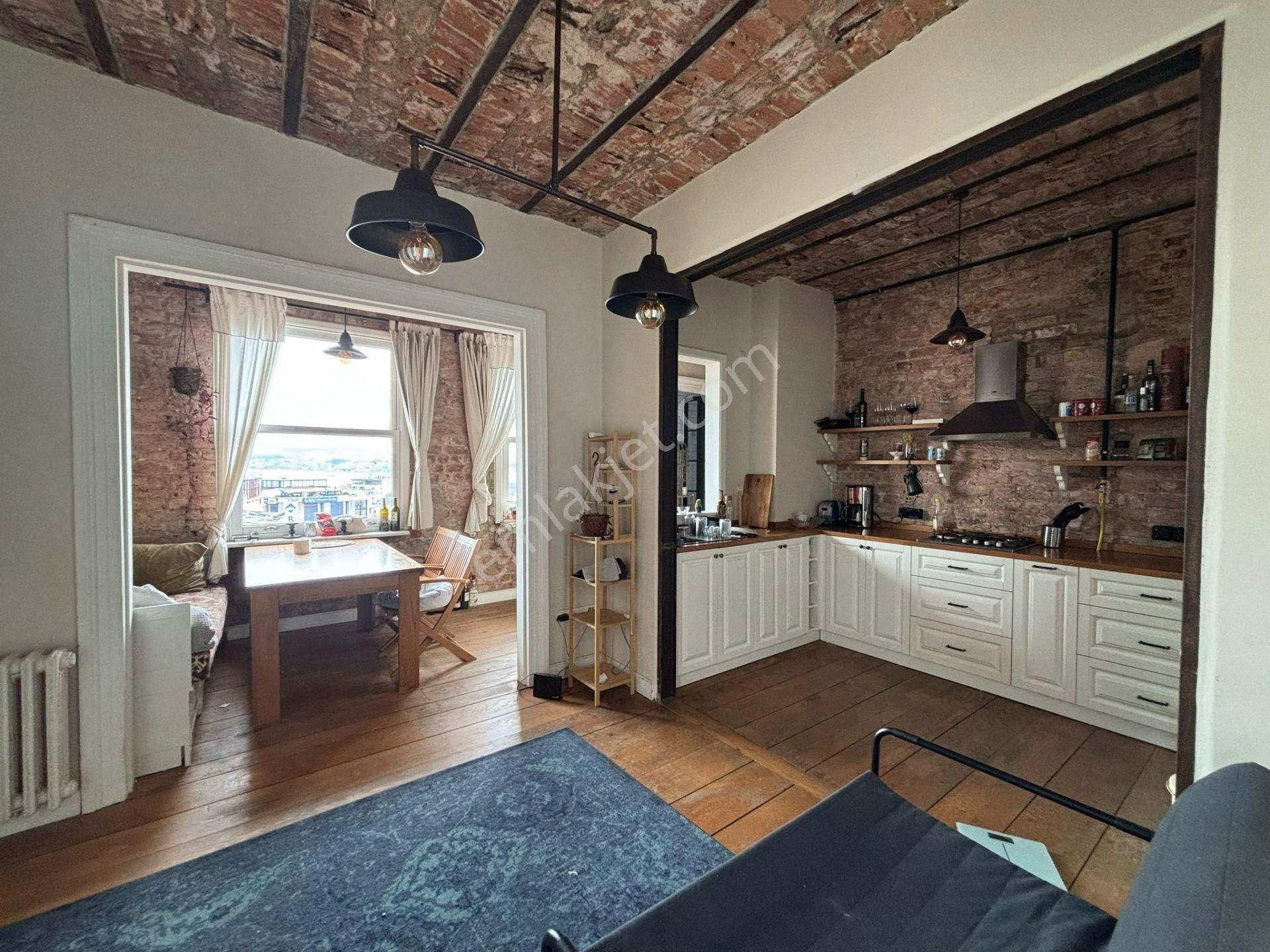 Galata'da Boğaz Manzaralı 1+1 Satılık Daire