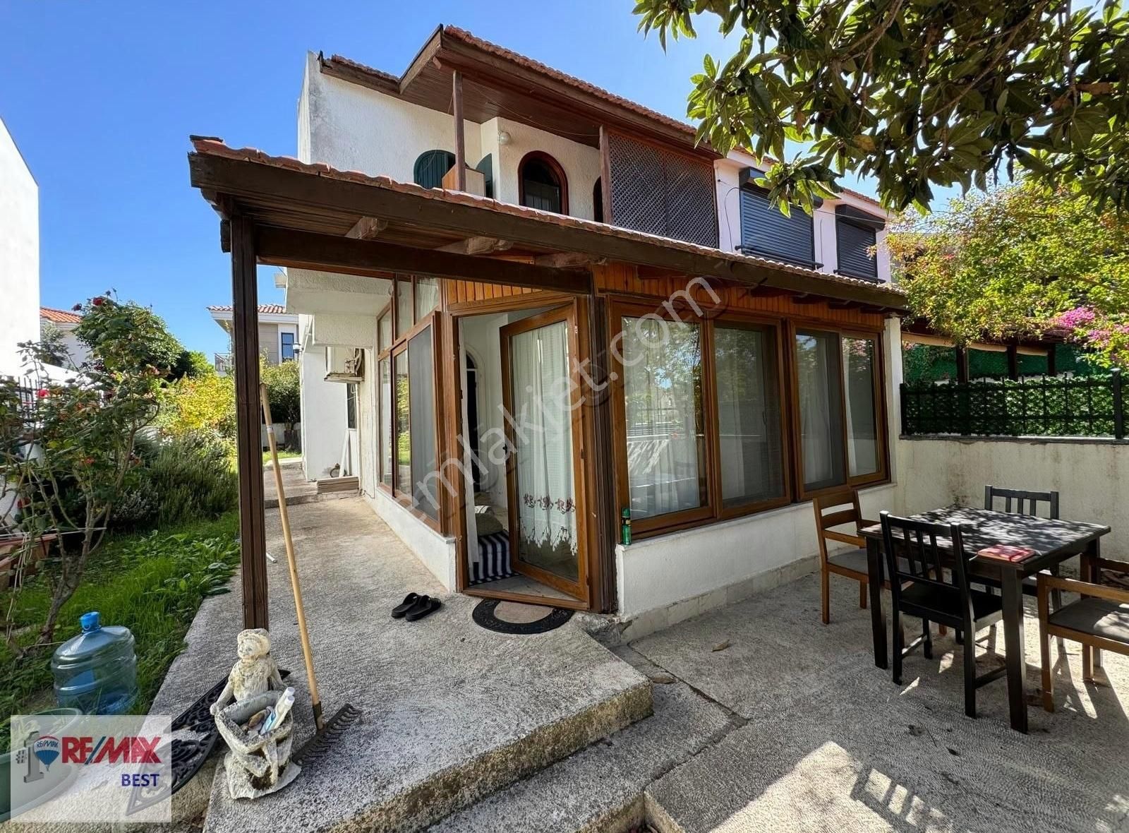 Çeşme Alaçatı Satılık Villa Çeşme Alaçatı Çamlık Sokak'ta 3+1 Bahçeli Villa 194m2 Arsa Paylı