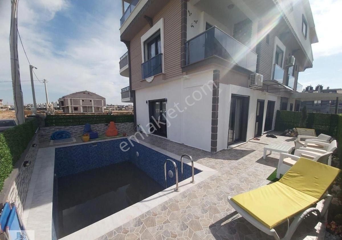 Didim Efeler Satılık Villa Efeler Mahallesinde Müstakil Havuzlu Full Eşyalı Ayrı Mutfak 3+1 Villa