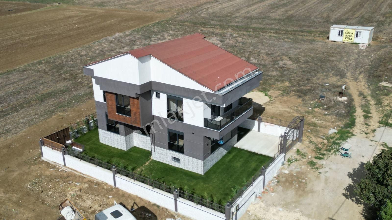 Küçükçekmece Cennet Satılık Villa Panoramik Deniz Manzaralı 7+2 Tripleks Villa