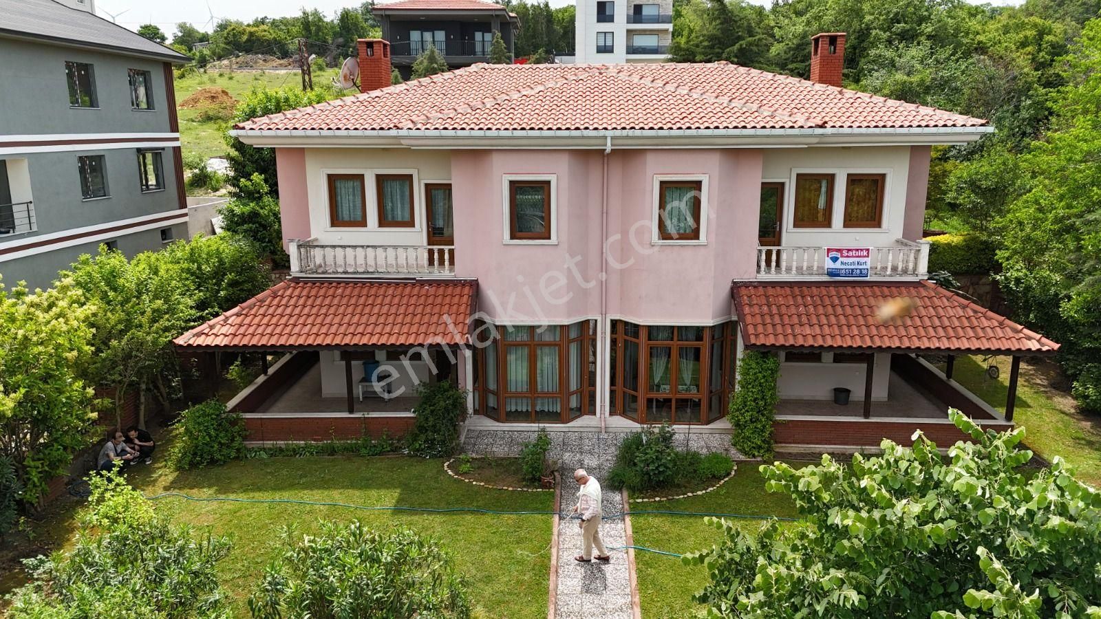 Çatalca Yalıköy'de Satılık Deniz Manzaralı Nezih İkiz Villa