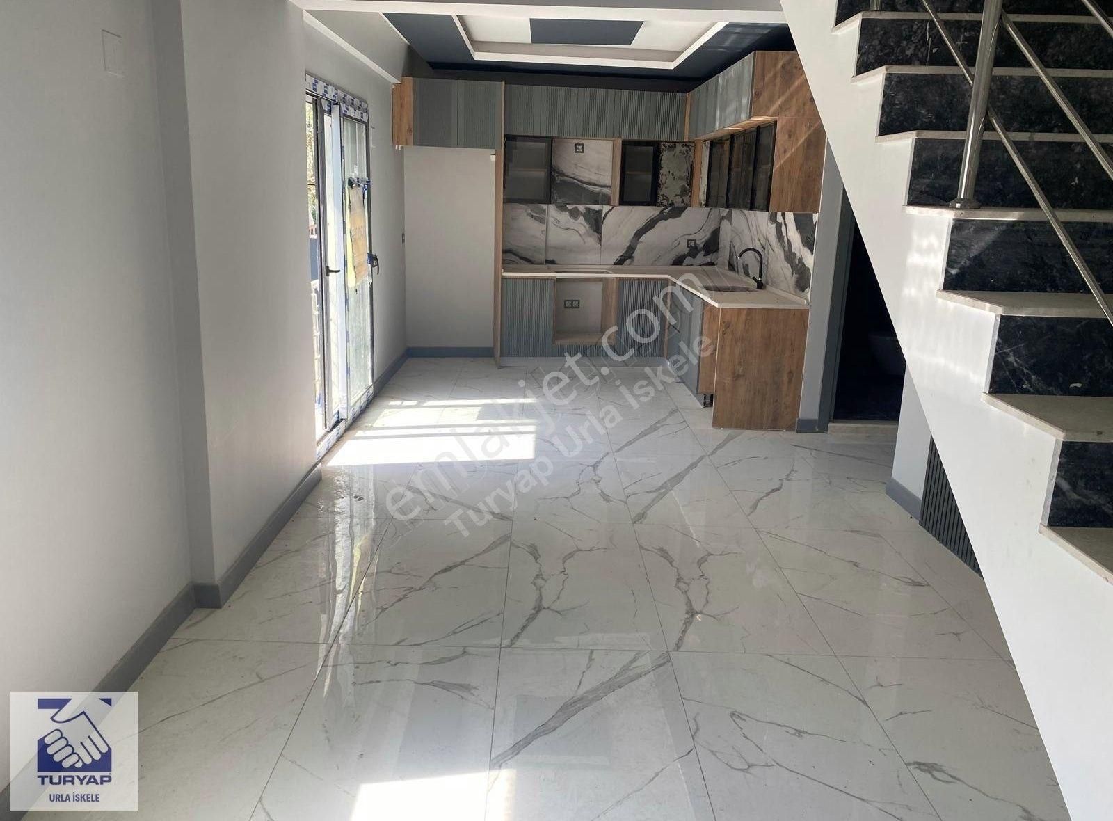 Urla Altıntaş'ta Modern 2+1 Sıfır Dubleks Daire Satılık
