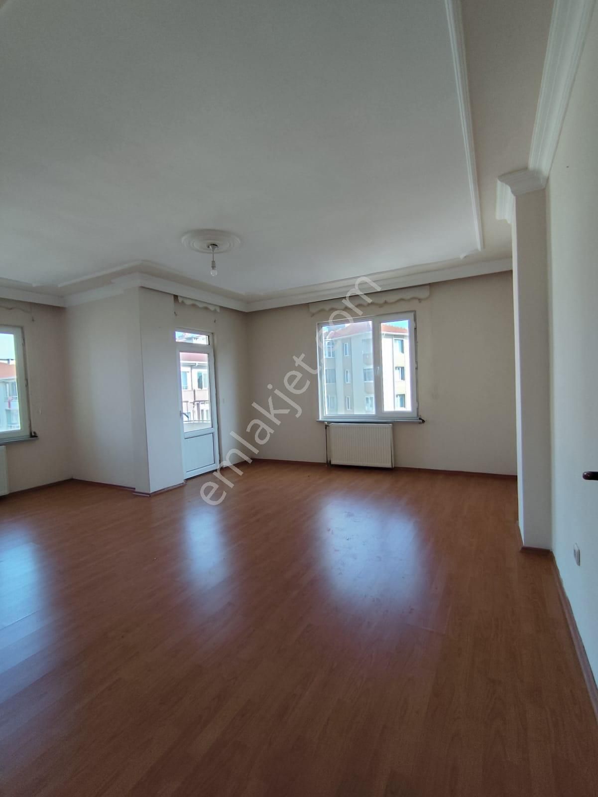 Muhitin Mahalesinde Acil Satılık 3+1 Ara Kat Site İçinde Daire Kelepir Fiyat